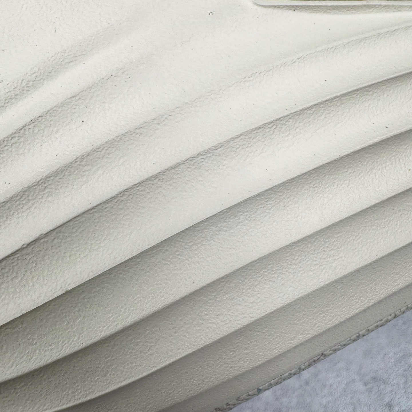 图片[13]-＃DC纯原 NK ReactX Rejuven8 简约舒适百搭洞洞鞋 HV5060-100 重金购入原鞋及原档案磨具生产指令开发 唯一正确组合大底 组合侧面Logo 鞋头不过分上翘 后跟Logo 凹凸明显 轮廓分明 LOGO内侧钢印清晰工整 原厂磨具全鞋无多余毛边 同源公司EVA粒子环保塑料 原厂指令配方 无任何异味 弹性卡色均保持原鞋一致 匠心打造 鞋口弧度大小 鞋面色泽质感同步原鞋 LOGO内侧钢印清晰工整 从名字就能看出，这款鞋搭载了React X缓震科技，保证了舒适的脚感和轻盈的穿着体验。设计上，这双鞋采用了近几年非常流行的洞洞鞋风格，但特别之处在于加入了波浪纹路细节，让整个鞋型看起来更有立体感，视觉上也增添了几分现代感。尺码：36 36.5 37.5 38 38.5 39 40 40.5 41 42 42.5 43 44 44.5 45 46-选品中心