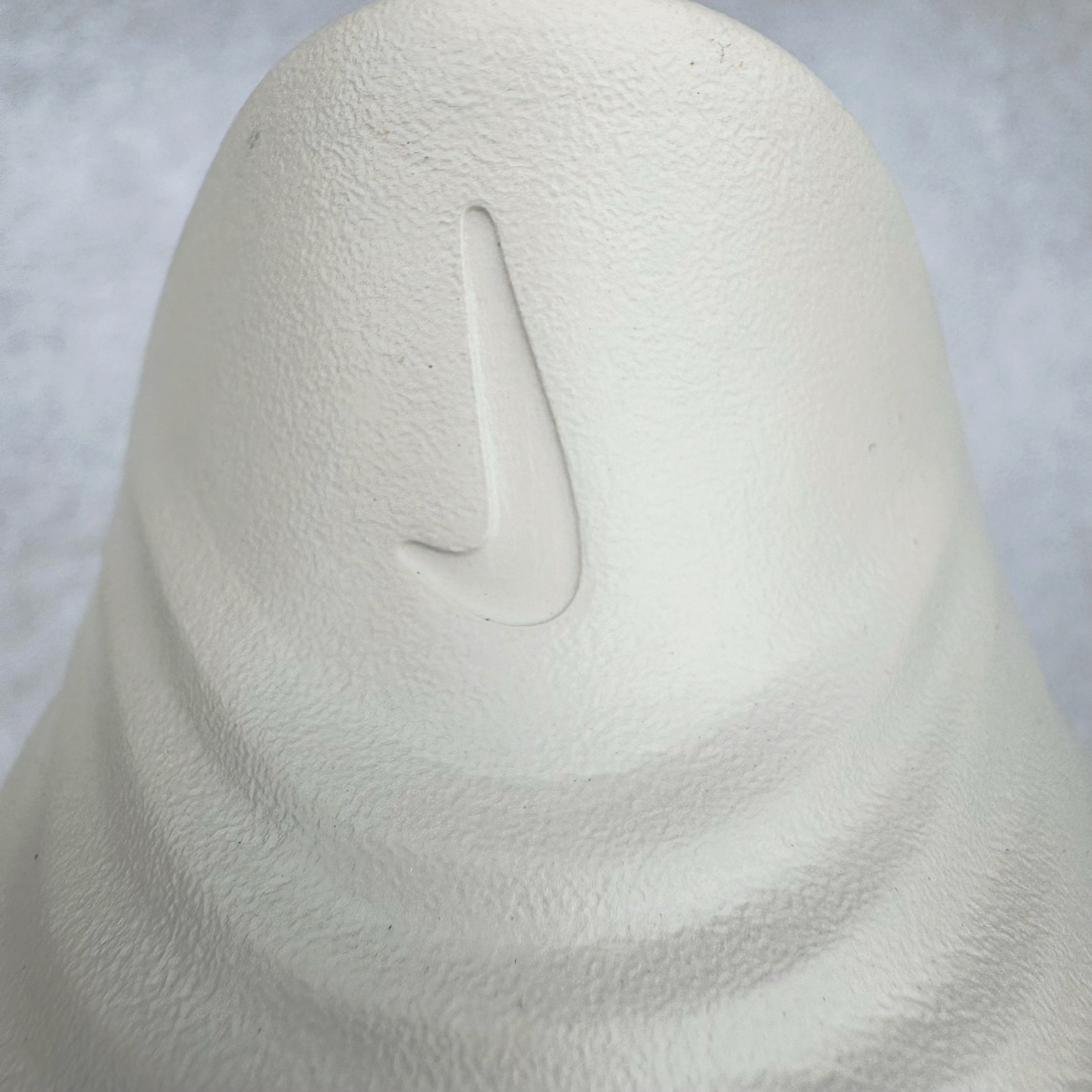 图片[10]-＃DC纯原 NK ReactX Rejuven8 简约舒适百搭洞洞鞋 HV5060-100 重金购入原鞋及原档案磨具生产指令开发 唯一正确组合大底 组合侧面Logo 鞋头不过分上翘 后跟Logo 凹凸明显 轮廓分明 LOGO内侧钢印清晰工整 原厂磨具全鞋无多余毛边 同源公司EVA粒子环保塑料 原厂指令配方 无任何异味 弹性卡色均保持原鞋一致 匠心打造 鞋口弧度大小 鞋面色泽质感同步原鞋 LOGO内侧钢印清晰工整 从名字就能看出，这款鞋搭载了React X缓震科技，保证了舒适的脚感和轻盈的穿着体验。设计上，这双鞋采用了近几年非常流行的洞洞鞋风格，但特别之处在于加入了波浪纹路细节，让整个鞋型看起来更有立体感，视觉上也增添了几分现代感。尺码：36 36.5 37.5 38 38.5 39 40 40.5 41 42 42.5 43 44 44.5 45 46-选品中心