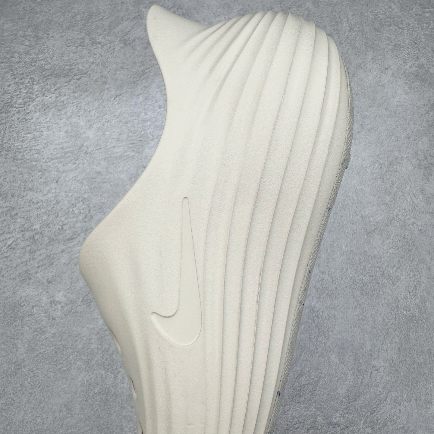 图片[7]-＃DC纯原 NK ReactX Rejuven8 简约舒适百搭洞洞鞋 HV5060-100 重金购入原鞋及原档案磨具生产指令开发 唯一正确组合大底 组合侧面Logo 鞋头不过分上翘 后跟Logo 凹凸明显 轮廓分明 LOGO内侧钢印清晰工整 原厂磨具全鞋无多余毛边 同源公司EVA粒子环保塑料 原厂指令配方 无任何异味 弹性卡色均保持原鞋一致 匠心打造 鞋口弧度大小 鞋面色泽质感同步原鞋 LOGO内侧钢印清晰工整 从名字就能看出，这款鞋搭载了React X缓震科技，保证了舒适的脚感和轻盈的穿着体验。设计上，这双鞋采用了近几年非常流行的洞洞鞋风格，但特别之处在于加入了波浪纹路细节，让整个鞋型看起来更有立体感，视觉上也增添了几分现代感。尺码：36 36.5 37.5 38 38.5 39 40 40.5 41 42 42.5 43 44 44.5 45 46-选品中心