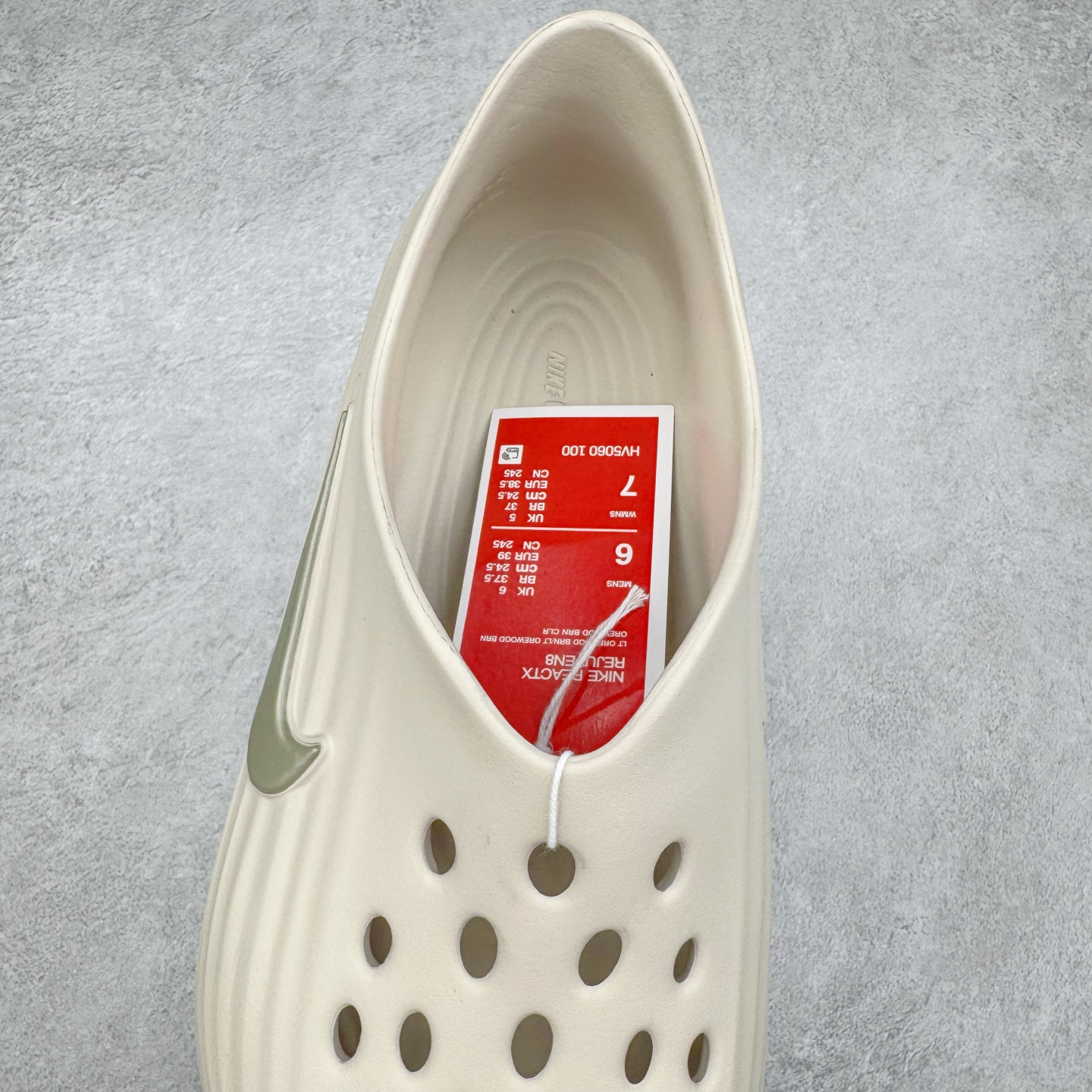 图片[5]-＃DC纯原 NK ReactX Rejuven8 简约舒适百搭洞洞鞋 HV5060-100 重金购入原鞋及原档案磨具生产指令开发 唯一正确组合大底 组合侧面Logo 鞋头不过分上翘 后跟Logo 凹凸明显 轮廓分明 LOGO内侧钢印清晰工整 原厂磨具全鞋无多余毛边 同源公司EVA粒子环保塑料 原厂指令配方 无任何异味 弹性卡色均保持原鞋一致 匠心打造 鞋口弧度大小 鞋面色泽质感同步原鞋 LOGO内侧钢印清晰工整 从名字就能看出，这款鞋搭载了React X缓震科技，保证了舒适的脚感和轻盈的穿着体验。设计上，这双鞋采用了近几年非常流行的洞洞鞋风格，但特别之处在于加入了波浪纹路细节，让整个鞋型看起来更有立体感，视觉上也增添了几分现代感。尺码：36 36.5 37.5 38 38.5 39 40 40.5 41 42 42.5 43 44 44.5 45 46-选品中心