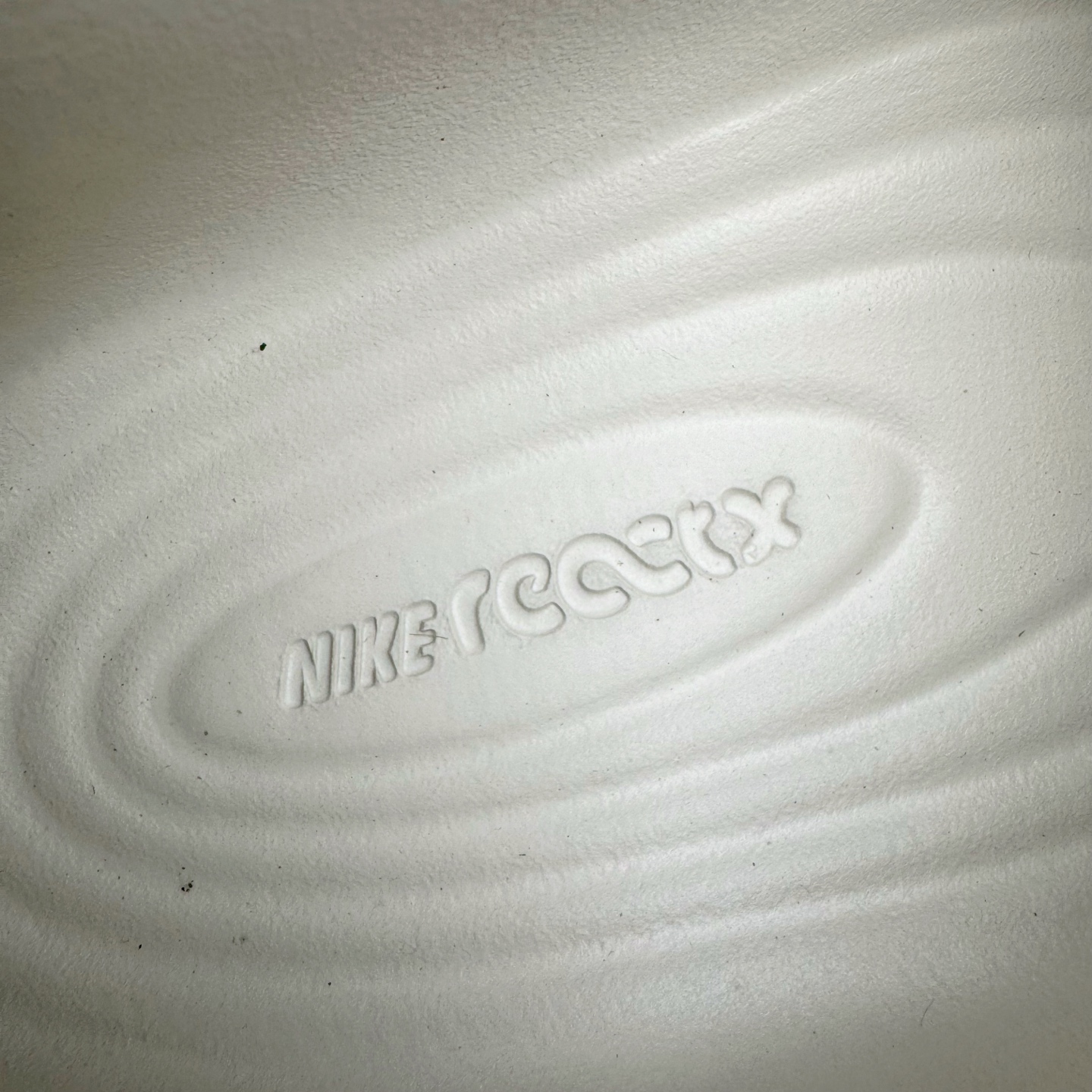 图片[17]-＃DC纯原 NK ReactX Rejuven8 简约舒适百搭洞洞鞋 HV5060-100 重金购入原鞋及原档案磨具生产指令开发 唯一正确组合大底 组合侧面Logo 鞋头不过分上翘 后跟Logo 凹凸明显 轮廓分明 LOGO内侧钢印清晰工整 原厂磨具全鞋无多余毛边 同源公司EVA粒子环保塑料 原厂指令配方 无任何异味 弹性卡色均保持原鞋一致 匠心打造 鞋口弧度大小 鞋面色泽质感同步原鞋 LOGO内侧钢印清晰工整 从名字就能看出，这款鞋搭载了React X缓震科技，保证了舒适的脚感和轻盈的穿着体验。设计上，这双鞋采用了近几年非常流行的洞洞鞋风格，但特别之处在于加入了波浪纹路细节，让整个鞋型看起来更有立体感，视觉上也增添了几分现代感。尺码：36 36.5 37.5 38 38.5 39 40 40.5 41 42 42.5 43 44 44.5 45 46-选品中心