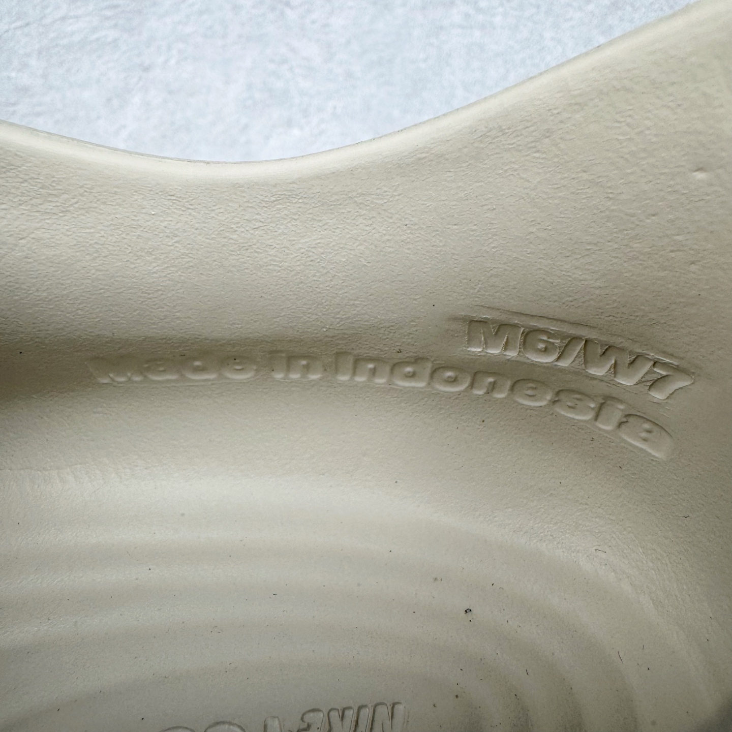 图片[18]-＃DC纯原 NK ReactX Rejuven8 简约舒适百搭洞洞鞋 HV5060-100 重金购入原鞋及原档案磨具生产指令开发 唯一正确组合大底 组合侧面Logo 鞋头不过分上翘 后跟Logo 凹凸明显 轮廓分明 LOGO内侧钢印清晰工整 原厂磨具全鞋无多余毛边 同源公司EVA粒子环保塑料 原厂指令配方 无任何异味 弹性卡色均保持原鞋一致 匠心打造 鞋口弧度大小 鞋面色泽质感同步原鞋 LOGO内侧钢印清晰工整 从名字就能看出，这款鞋搭载了React X缓震科技，保证了舒适的脚感和轻盈的穿着体验。设计上，这双鞋采用了近几年非常流行的洞洞鞋风格，但特别之处在于加入了波浪纹路细节，让整个鞋型看起来更有立体感，视觉上也增添了几分现代感。尺码：36 36.5 37.5 38 38.5 39 40 40.5 41 42 42.5 43 44 44.5 45 46-选品中心