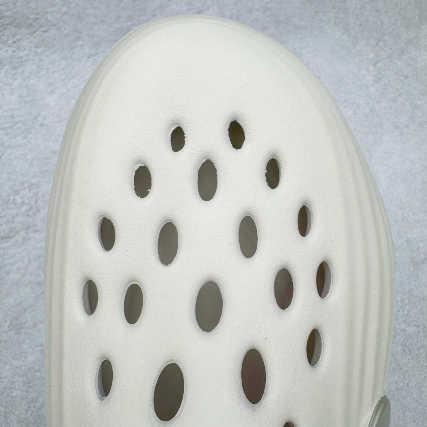 图片[15]-＃DC纯原 NK ReactX Rejuven8 简约舒适百搭洞洞鞋 HV5060-100 重金购入原鞋及原档案磨具生产指令开发 唯一正确组合大底 组合侧面Logo 鞋头不过分上翘 后跟Logo 凹凸明显 轮廓分明 LOGO内侧钢印清晰工整 原厂磨具全鞋无多余毛边 同源公司EVA粒子环保塑料 原厂指令配方 无任何异味 弹性卡色均保持原鞋一致 匠心打造 鞋口弧度大小 鞋面色泽质感同步原鞋 LOGO内侧钢印清晰工整 从名字就能看出，这款鞋搭载了React X缓震科技，保证了舒适的脚感和轻盈的穿着体验。设计上，这双鞋采用了近几年非常流行的洞洞鞋风格，但特别之处在于加入了波浪纹路细节，让整个鞋型看起来更有立体感，视觉上也增添了几分现代感。尺码：36 36.5 37.5 38 38.5 39 40 40.5 41 42 42.5 43 44 44.5 45 46-选品中心