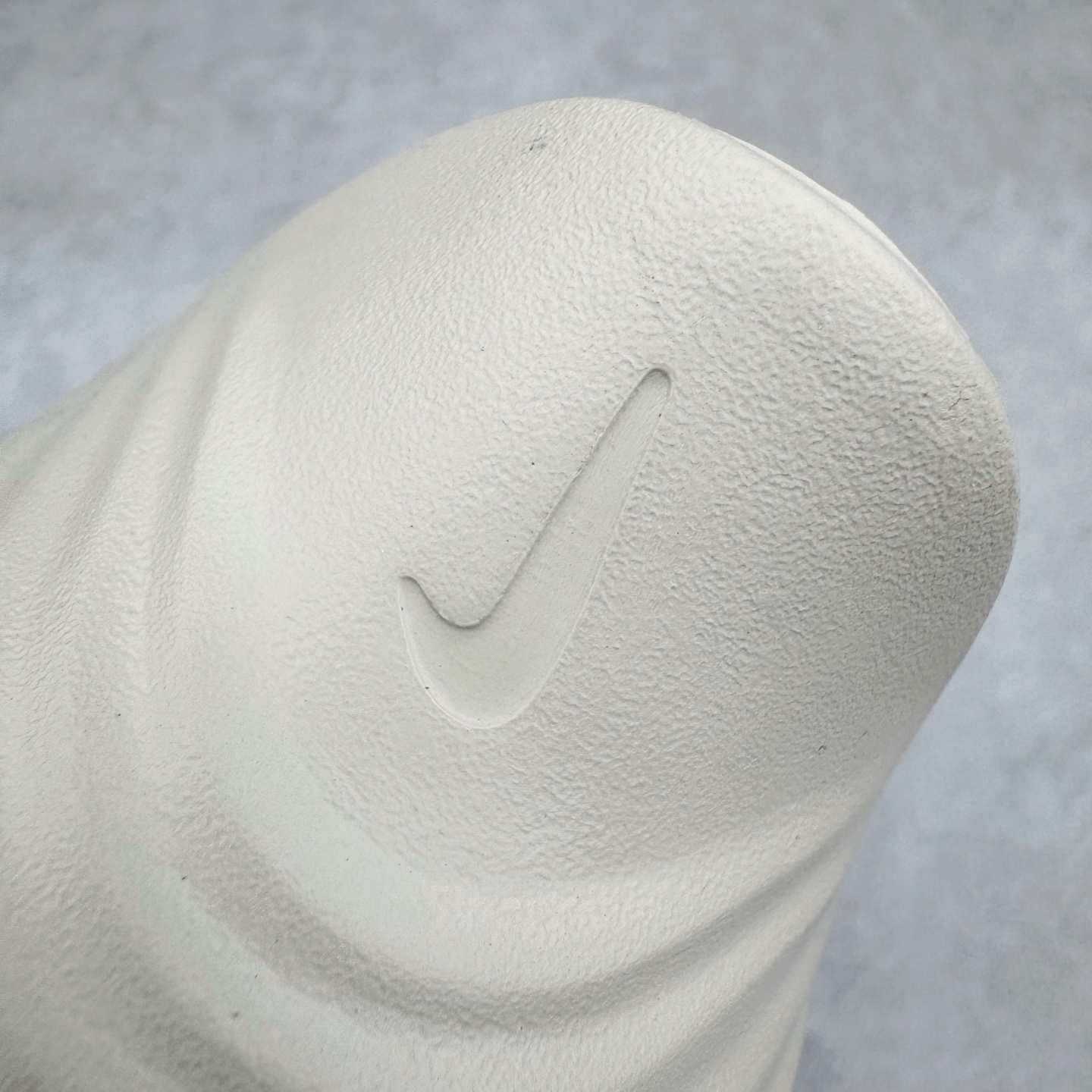 图片[14]-＃DC纯原 NK ReactX Rejuven8 简约舒适百搭洞洞鞋 HV5060-100 重金购入原鞋及原档案磨具生产指令开发 唯一正确组合大底 组合侧面Logo 鞋头不过分上翘 后跟Logo 凹凸明显 轮廓分明 LOGO内侧钢印清晰工整 原厂磨具全鞋无多余毛边 同源公司EVA粒子环保塑料 原厂指令配方 无任何异味 弹性卡色均保持原鞋一致 匠心打造 鞋口弧度大小 鞋面色泽质感同步原鞋 LOGO内侧钢印清晰工整 从名字就能看出，这款鞋搭载了React X缓震科技，保证了舒适的脚感和轻盈的穿着体验。设计上，这双鞋采用了近几年非常流行的洞洞鞋风格，但特别之处在于加入了波浪纹路细节，让整个鞋型看起来更有立体感，视觉上也增添了几分现代感。尺码：36 36.5 37.5 38 38.5 39 40 40.5 41 42 42.5 43 44 44.5 45 46-选品中心