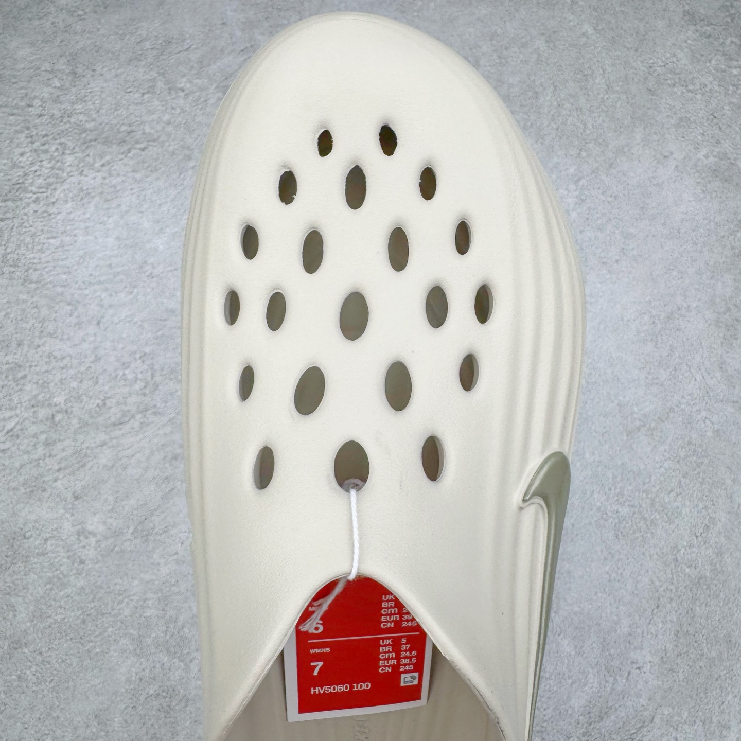 图片[4]-＃DC纯原 NK ReactX Rejuven8 简约舒适百搭洞洞鞋 HV5060-100 重金购入原鞋及原档案磨具生产指令开发 唯一正确组合大底 组合侧面Logo 鞋头不过分上翘 后跟Logo 凹凸明显 轮廓分明 LOGO内侧钢印清晰工整 原厂磨具全鞋无多余毛边 同源公司EVA粒子环保塑料 原厂指令配方 无任何异味 弹性卡色均保持原鞋一致 匠心打造 鞋口弧度大小 鞋面色泽质感同步原鞋 LOGO内侧钢印清晰工整 从名字就能看出，这款鞋搭载了React X缓震科技，保证了舒适的脚感和轻盈的穿着体验。设计上，这双鞋采用了近几年非常流行的洞洞鞋风格，但特别之处在于加入了波浪纹路细节，让整个鞋型看起来更有立体感，视觉上也增添了几分现代感。尺码：36 36.5 37.5 38 38.5 39 40 40.5 41 42 42.5 43 44 44.5 45 46-选品中心