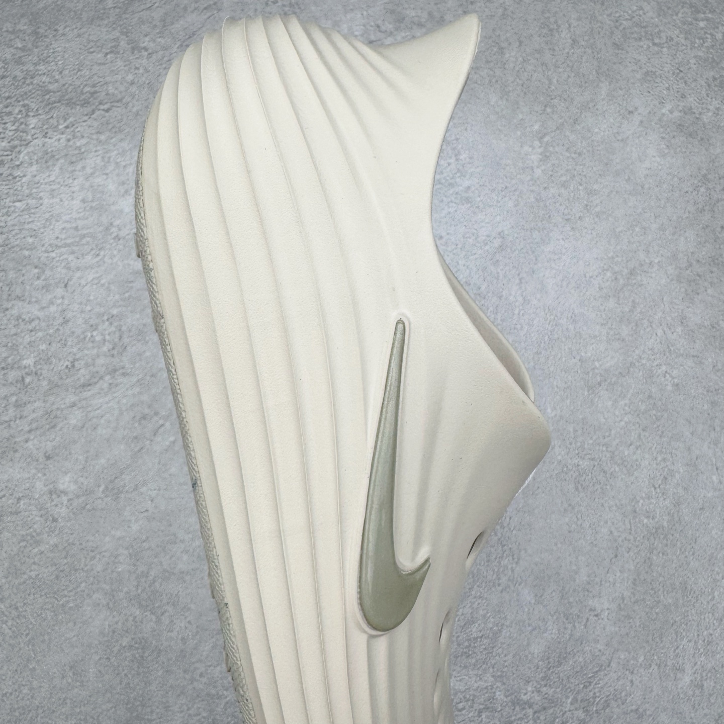 图片[6]-＃DC纯原 NK ReactX Rejuven8 简约舒适百搭洞洞鞋 HV5060-100 重金购入原鞋及原档案磨具生产指令开发 唯一正确组合大底 组合侧面Logo 鞋头不过分上翘 后跟Logo 凹凸明显 轮廓分明 LOGO内侧钢印清晰工整 原厂磨具全鞋无多余毛边 同源公司EVA粒子环保塑料 原厂指令配方 无任何异味 弹性卡色均保持原鞋一致 匠心打造 鞋口弧度大小 鞋面色泽质感同步原鞋 LOGO内侧钢印清晰工整 从名字就能看出，这款鞋搭载了React X缓震科技，保证了舒适的脚感和轻盈的穿着体验。设计上，这双鞋采用了近几年非常流行的洞洞鞋风格，但特别之处在于加入了波浪纹路细节，让整个鞋型看起来更有立体感，视觉上也增添了几分现代感。尺码：36 36.5 37.5 38 38.5 39 40 40.5 41 42 42.5 43 44 44.5 45 46-选品中心