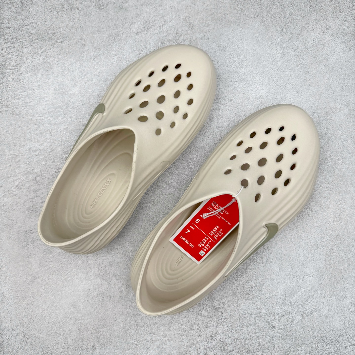 图片[3]-＃DC纯原 NK ReactX Rejuven8 简约舒适百搭洞洞鞋 HV5060-100 重金购入原鞋及原档案磨具生产指令开发 唯一正确组合大底 组合侧面Logo 鞋头不过分上翘 后跟Logo 凹凸明显 轮廓分明 LOGO内侧钢印清晰工整 原厂磨具全鞋无多余毛边 同源公司EVA粒子环保塑料 原厂指令配方 无任何异味 弹性卡色均保持原鞋一致 匠心打造 鞋口弧度大小 鞋面色泽质感同步原鞋 LOGO内侧钢印清晰工整 从名字就能看出，这款鞋搭载了React X缓震科技，保证了舒适的脚感和轻盈的穿着体验。设计上，这双鞋采用了近几年非常流行的洞洞鞋风格，但特别之处在于加入了波浪纹路细节，让整个鞋型看起来更有立体感，视觉上也增添了几分现代感。尺码：36 36.5 37.5 38 38.5 39 40 40.5 41 42 42.5 43 44 44.5 45 46-选品中心