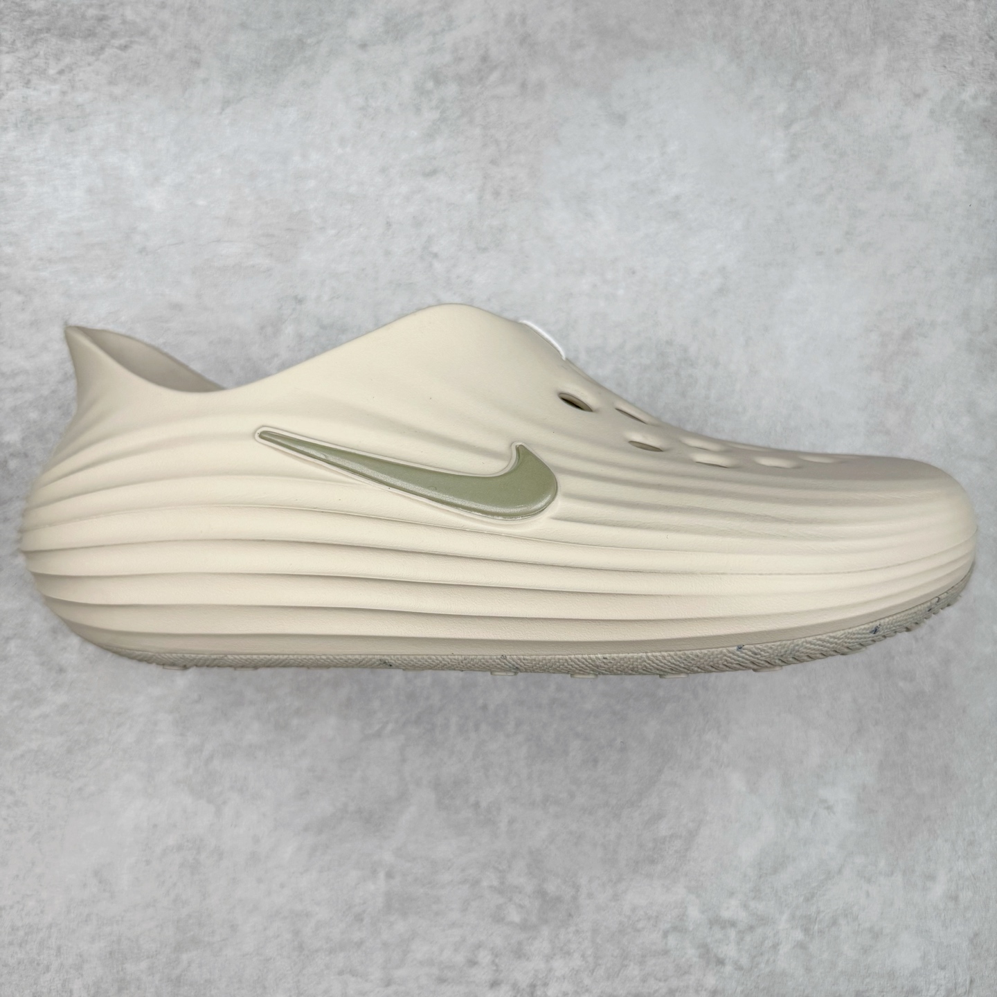 ＃DC纯原 NK ReactX Rejuven8 简约舒适百搭洞洞鞋 HV5060-100 重金购入原鞋及原档案磨具生产指令开发 唯一正确组合大底 组合侧面Logo 鞋头不过分上翘 后跟Logo 凹凸明显 轮廓分明 LOGO内侧钢印清晰工整 原厂磨具全鞋无多余毛边 同源公司EVA粒子环保塑料 原厂指令配方 无任何异味 弹性卡色均保持原鞋一致 匠心打造 鞋口弧度大小 鞋面色泽质感同步原鞋 LOGO内侧钢印清晰工整 从名字就能看出，这款鞋搭载了React X缓震科技，保证了舒适的脚感和轻盈的穿着体验。设计上，这双鞋采用了近几年非常流行的洞洞鞋风格，但特别之处在于加入了波浪纹路细节，让整个鞋型看起来更有立体感，视觉上也增添了几分现代感。尺码：36 36.5 37.5 38 38.5 39 40 40.5 41 42 42.5 43 44 44.5 45 46-选品中心