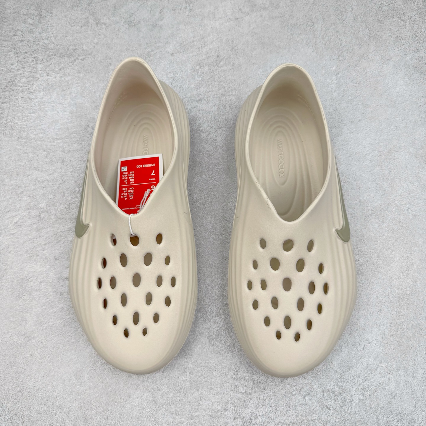 图片[2]-＃DC纯原 NK ReactX Rejuven8 简约舒适百搭洞洞鞋 HV5060-100 重金购入原鞋及原档案磨具生产指令开发 唯一正确组合大底 组合侧面Logo 鞋头不过分上翘 后跟Logo 凹凸明显 轮廓分明 LOGO内侧钢印清晰工整 原厂磨具全鞋无多余毛边 同源公司EVA粒子环保塑料 原厂指令配方 无任何异味 弹性卡色均保持原鞋一致 匠心打造 鞋口弧度大小 鞋面色泽质感同步原鞋 LOGO内侧钢印清晰工整 从名字就能看出，这款鞋搭载了React X缓震科技，保证了舒适的脚感和轻盈的穿着体验。设计上，这双鞋采用了近几年非常流行的洞洞鞋风格，但特别之处在于加入了波浪纹路细节，让整个鞋型看起来更有立体感，视觉上也增添了几分现代感。尺码：36 36.5 37.5 38 38.5 39 40 40.5 41 42 42.5 43 44 44.5 45 46-选品中心