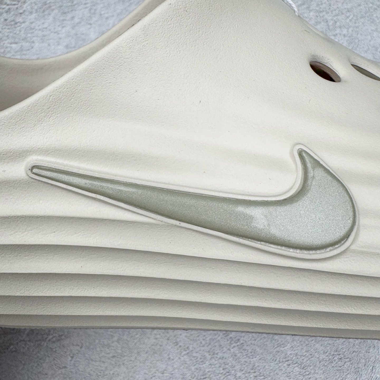 图片[12]-＃DC纯原 NK ReactX Rejuven8 简约舒适百搭洞洞鞋 HV5060-100 重金购入原鞋及原档案磨具生产指令开发 唯一正确组合大底 组合侧面Logo 鞋头不过分上翘 后跟Logo 凹凸明显 轮廓分明 LOGO内侧钢印清晰工整 原厂磨具全鞋无多余毛边 同源公司EVA粒子环保塑料 原厂指令配方 无任何异味 弹性卡色均保持原鞋一致 匠心打造 鞋口弧度大小 鞋面色泽质感同步原鞋 LOGO内侧钢印清晰工整 从名字就能看出，这款鞋搭载了React X缓震科技，保证了舒适的脚感和轻盈的穿着体验。设计上，这双鞋采用了近几年非常流行的洞洞鞋风格，但特别之处在于加入了波浪纹路细节，让整个鞋型看起来更有立体感，视觉上也增添了几分现代感。尺码：36 36.5 37.5 38 38.5 39 40 40.5 41 42 42.5 43 44 44.5 45 46-选品中心