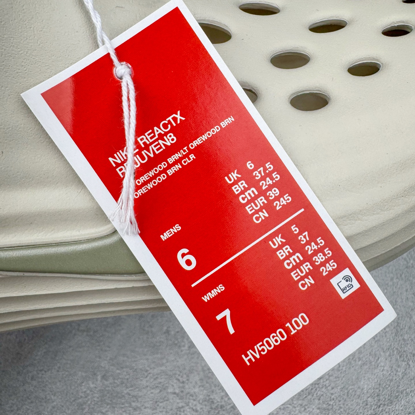 图片[16]-＃DC纯原 NK ReactX Rejuven8 简约舒适百搭洞洞鞋 HV5060-100 重金购入原鞋及原档案磨具生产指令开发 唯一正确组合大底 组合侧面Logo 鞋头不过分上翘 后跟Logo 凹凸明显 轮廓分明 LOGO内侧钢印清晰工整 原厂磨具全鞋无多余毛边 同源公司EVA粒子环保塑料 原厂指令配方 无任何异味 弹性卡色均保持原鞋一致 匠心打造 鞋口弧度大小 鞋面色泽质感同步原鞋 LOGO内侧钢印清晰工整 从名字就能看出，这款鞋搭载了React X缓震科技，保证了舒适的脚感和轻盈的穿着体验。设计上，这双鞋采用了近几年非常流行的洞洞鞋风格，但特别之处在于加入了波浪纹路细节，让整个鞋型看起来更有立体感，视觉上也增添了几分现代感。尺码：36 36.5 37.5 38 38.5 39 40 40.5 41 42 42.5 43 44 44.5 45 46-选品中心