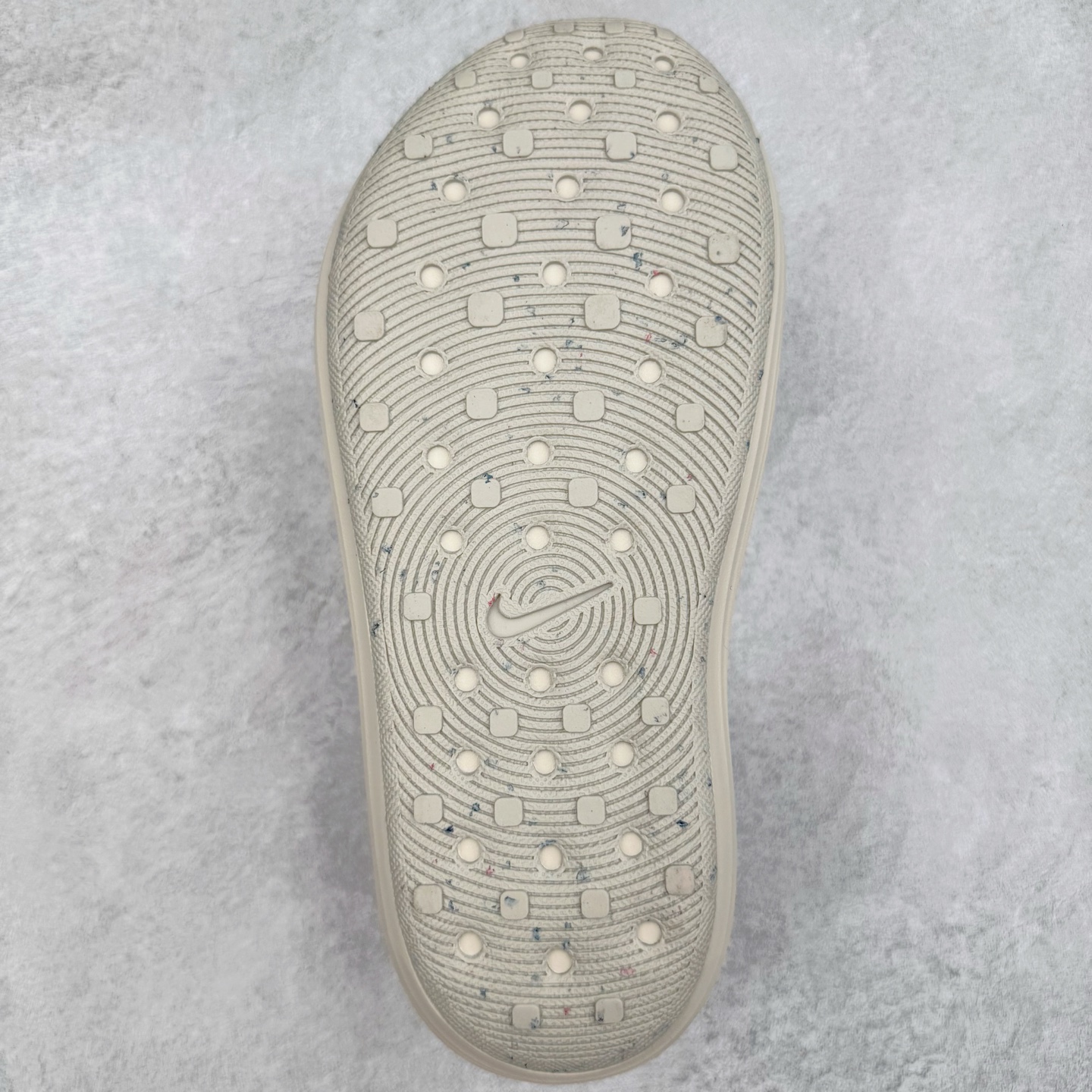 图片[9]-＃DC纯原 NK ReactX Rejuven8 简约舒适百搭洞洞鞋 HV5060-100 重金购入原鞋及原档案磨具生产指令开发 唯一正确组合大底 组合侧面Logo 鞋头不过分上翘 后跟Logo 凹凸明显 轮廓分明 LOGO内侧钢印清晰工整 原厂磨具全鞋无多余毛边 同源公司EVA粒子环保塑料 原厂指令配方 无任何异味 弹性卡色均保持原鞋一致 匠心打造 鞋口弧度大小 鞋面色泽质感同步原鞋 LOGO内侧钢印清晰工整 从名字就能看出，这款鞋搭载了React X缓震科技，保证了舒适的脚感和轻盈的穿着体验。设计上，这双鞋采用了近几年非常流行的洞洞鞋风格，但特别之处在于加入了波浪纹路细节，让整个鞋型看起来更有立体感，视觉上也增添了几分现代感。尺码：36 36.5 37.5 38 38.5 39 40 40.5 41 42 42.5 43 44 44.5 45 46-选品中心