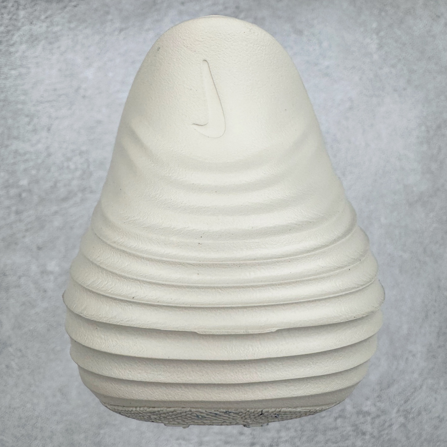 图片[8]-＃DC纯原 NK ReactX Rejuven8 简约舒适百搭洞洞鞋 HV5060-100 重金购入原鞋及原档案磨具生产指令开发 唯一正确组合大底 组合侧面Logo 鞋头不过分上翘 后跟Logo 凹凸明显 轮廓分明 LOGO内侧钢印清晰工整 原厂磨具全鞋无多余毛边 同源公司EVA粒子环保塑料 原厂指令配方 无任何异味 弹性卡色均保持原鞋一致 匠心打造 鞋口弧度大小 鞋面色泽质感同步原鞋 LOGO内侧钢印清晰工整 从名字就能看出，这款鞋搭载了React X缓震科技，保证了舒适的脚感和轻盈的穿着体验。设计上，这双鞋采用了近几年非常流行的洞洞鞋风格，但特别之处在于加入了波浪纹路细节，让整个鞋型看起来更有立体感，视觉上也增添了几分现代感。尺码：36 36.5 37.5 38 38.5 39 40 40.5 41 42 42.5 43 44 44.5 45 46-选品中心