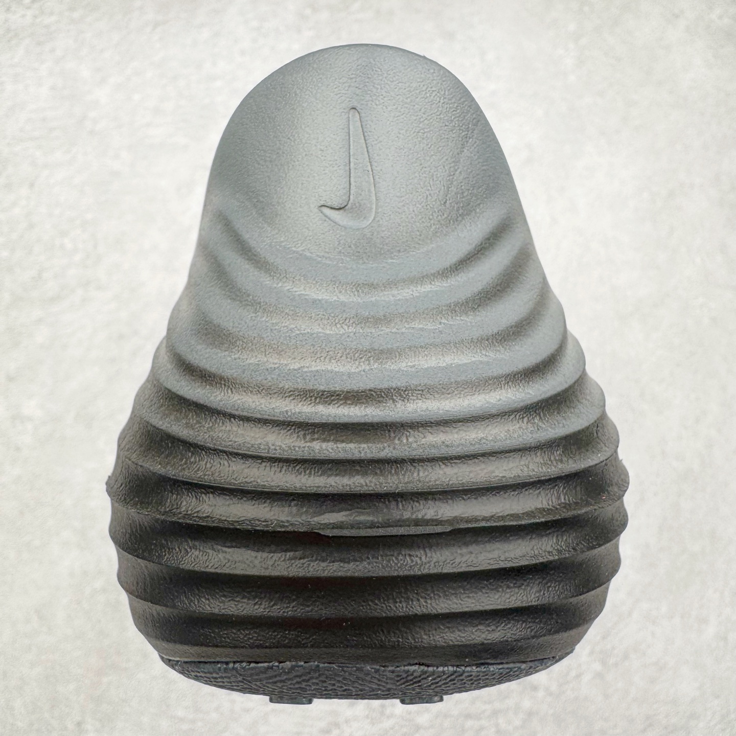 图片[8]-＃DC纯原 NK ReactX Rejuven8 简约舒适百搭洞洞鞋 HV5060-003 重金购入原鞋及原档案磨具生产指令开发 唯一正确组合大底 组合侧面Logo 鞋头不过分上翘 后跟Logo 凹凸明显 轮廓分明 LOGO内侧钢印清晰工整 原厂磨具全鞋无多余毛边 同源公司EVA粒子环保塑料 原厂指令配方 无任何异味 弹性卡色均保持原鞋一致 匠心打造 鞋口弧度大小 鞋面色泽质感同步原鞋 LOGO内侧钢印清晰工整 从名字就能看出，这款鞋搭载了React X缓震科技，保证了舒适的脚感和轻盈的穿着体验。设计上，这双鞋采用了近几年非常流行的洞洞鞋风格，但特别之处在于加入了波浪纹路细节，让整个鞋型看起来更有立体感，视觉上也增添了几分现代感。尺码：36 36.5 37.5 38 38.5 39 40 40.5 41 42 42.5 43 44 44.5 45 46-选品中心