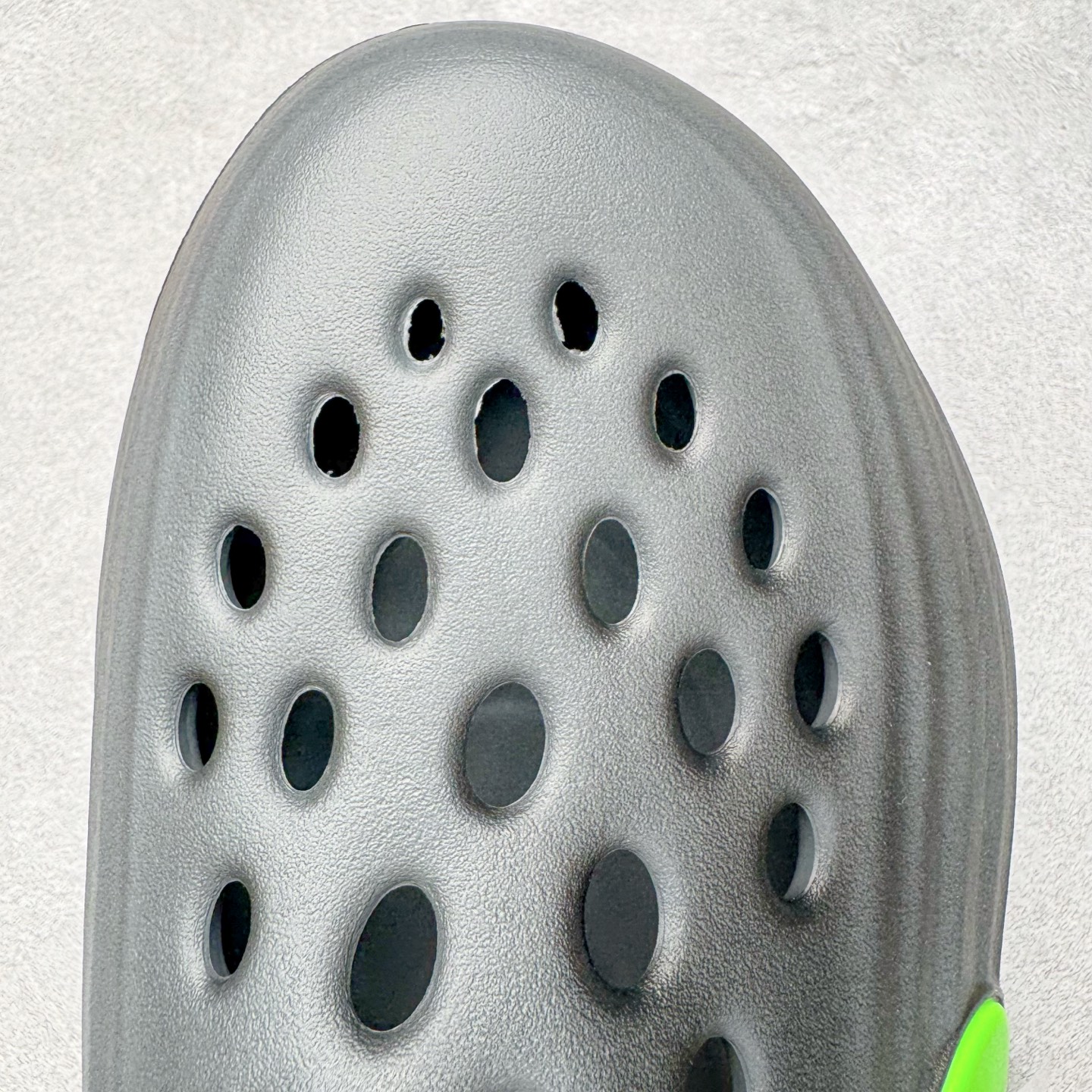 图片[15]-＃DC纯原 NK ReactX Rejuven8 简约舒适百搭洞洞鞋 HV5060-003 重金购入原鞋及原档案磨具生产指令开发 唯一正确组合大底 组合侧面Logo 鞋头不过分上翘 后跟Logo 凹凸明显 轮廓分明 LOGO内侧钢印清晰工整 原厂磨具全鞋无多余毛边 同源公司EVA粒子环保塑料 原厂指令配方 无任何异味 弹性卡色均保持原鞋一致 匠心打造 鞋口弧度大小 鞋面色泽质感同步原鞋 LOGO内侧钢印清晰工整 从名字就能看出，这款鞋搭载了React X缓震科技，保证了舒适的脚感和轻盈的穿着体验。设计上，这双鞋采用了近几年非常流行的洞洞鞋风格，但特别之处在于加入了波浪纹路细节，让整个鞋型看起来更有立体感，视觉上也增添了几分现代感。尺码：36 36.5 37.5 38 38.5 39 40 40.5 41 42 42.5 43 44 44.5 45 46-选品中心