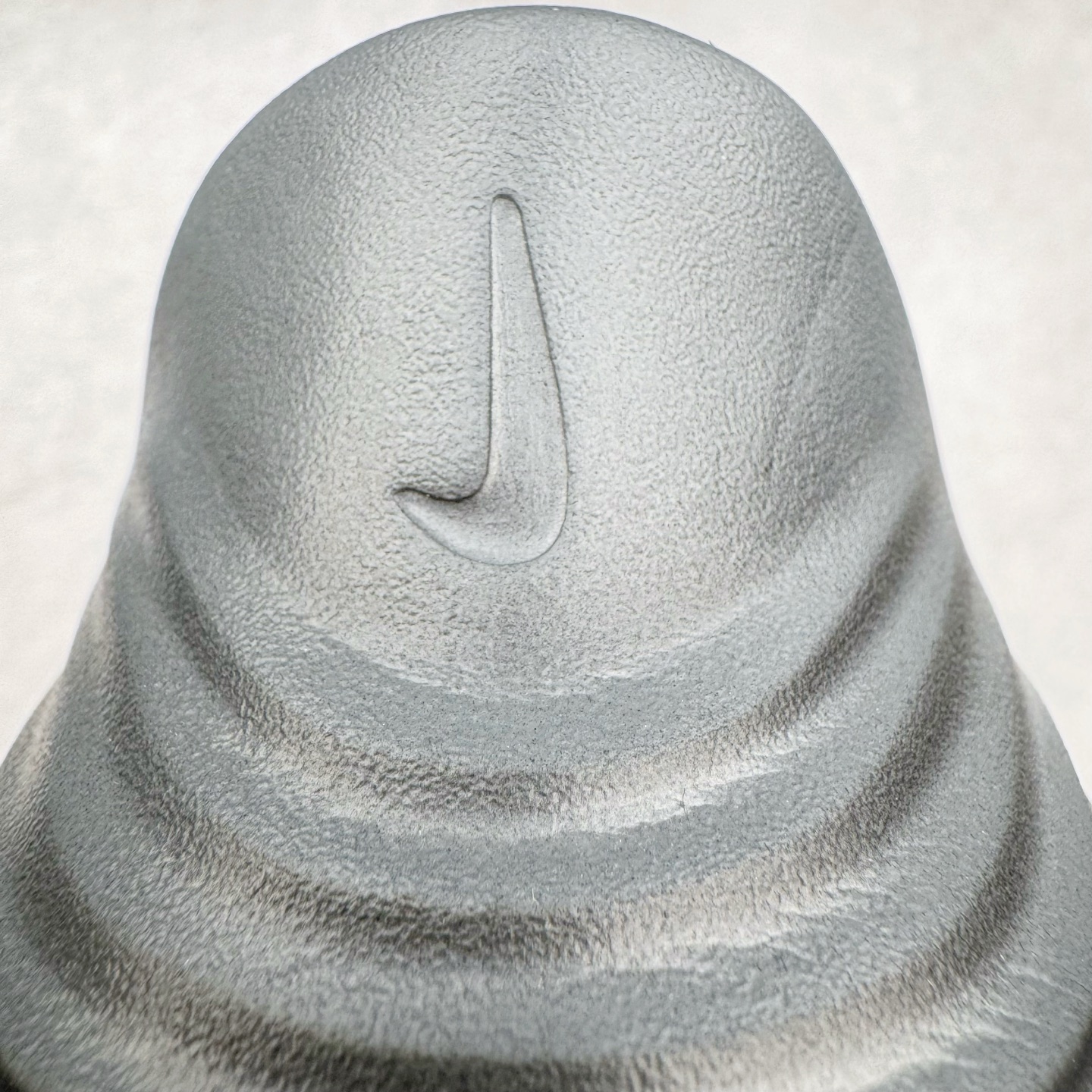 图片[14]-＃DC纯原 NK ReactX Rejuven8 简约舒适百搭洞洞鞋 HV5060-003 重金购入原鞋及原档案磨具生产指令开发 唯一正确组合大底 组合侧面Logo 鞋头不过分上翘 后跟Logo 凹凸明显 轮廓分明 LOGO内侧钢印清晰工整 原厂磨具全鞋无多余毛边 同源公司EVA粒子环保塑料 原厂指令配方 无任何异味 弹性卡色均保持原鞋一致 匠心打造 鞋口弧度大小 鞋面色泽质感同步原鞋 LOGO内侧钢印清晰工整 从名字就能看出，这款鞋搭载了React X缓震科技，保证了舒适的脚感和轻盈的穿着体验。设计上，这双鞋采用了近几年非常流行的洞洞鞋风格，但特别之处在于加入了波浪纹路细节，让整个鞋型看起来更有立体感，视觉上也增添了几分现代感。尺码：36 36.5 37.5 38 38.5 39 40 40.5 41 42 42.5 43 44 44.5 45 46-选品中心