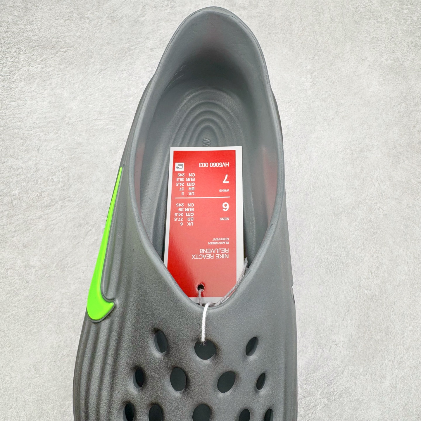 图片[5]-＃DC纯原 NK ReactX Rejuven8 简约舒适百搭洞洞鞋 HV5060-003 重金购入原鞋及原档案磨具生产指令开发 唯一正确组合大底 组合侧面Logo 鞋头不过分上翘 后跟Logo 凹凸明显 轮廓分明 LOGO内侧钢印清晰工整 原厂磨具全鞋无多余毛边 同源公司EVA粒子环保塑料 原厂指令配方 无任何异味 弹性卡色均保持原鞋一致 匠心打造 鞋口弧度大小 鞋面色泽质感同步原鞋 LOGO内侧钢印清晰工整 从名字就能看出，这款鞋搭载了React X缓震科技，保证了舒适的脚感和轻盈的穿着体验。设计上，这双鞋采用了近几年非常流行的洞洞鞋风格，但特别之处在于加入了波浪纹路细节，让整个鞋型看起来更有立体感，视觉上也增添了几分现代感。尺码：36 36.5 37.5 38 38.5 39 40 40.5 41 42 42.5 43 44 44.5 45 46-选品中心