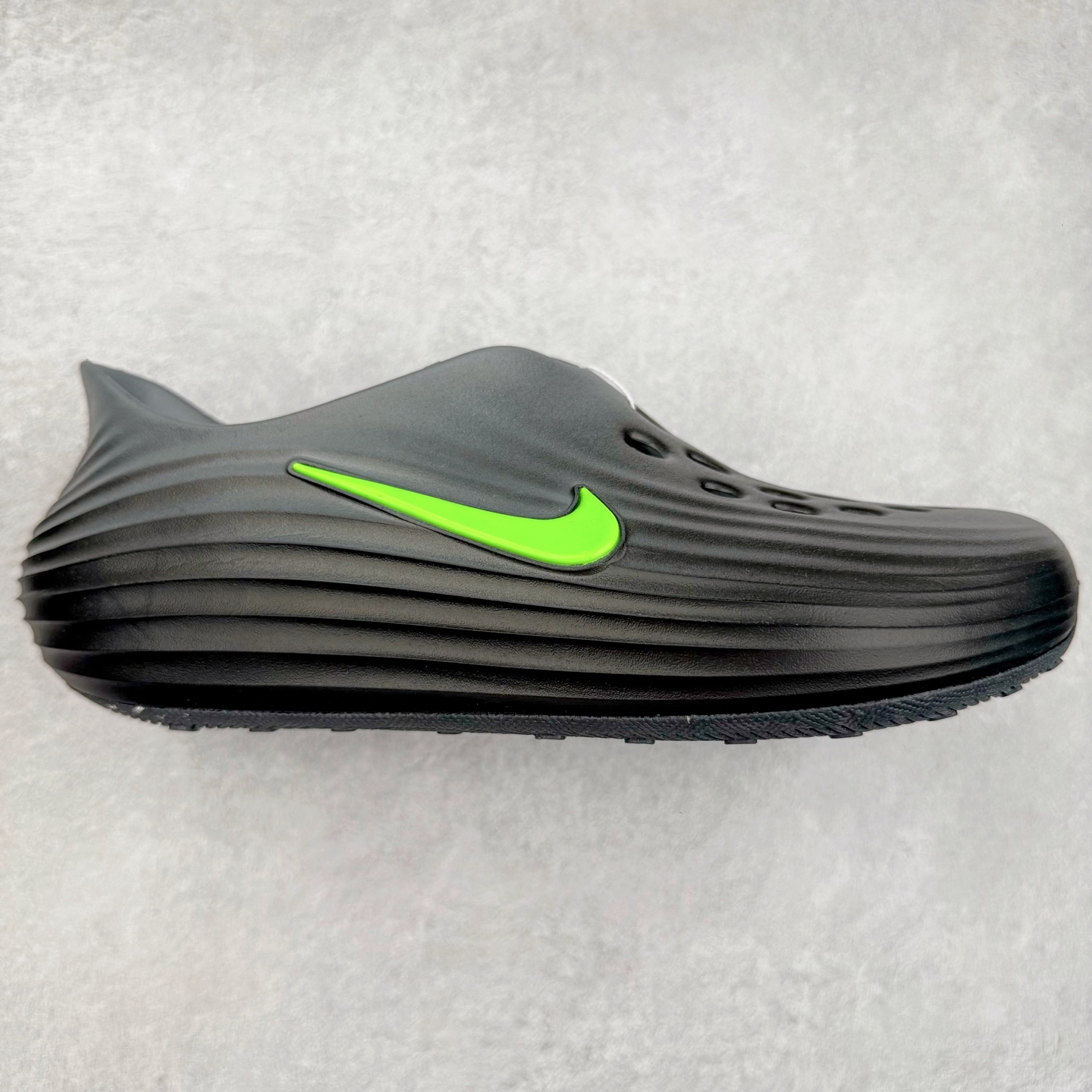 ＃DC纯原 NK ReactX Rejuven8 简约舒适百搭洞洞鞋 HV5060-003 重金购入原鞋及原档案磨具生产指令开发 唯一正确组合大底 组合侧面Logo 鞋头不过分上翘 后跟Logo 凹凸明显 轮廓分明 LOGO内侧钢印清晰工整 原厂磨具全鞋无多余毛边 同源公司EVA粒子环保塑料 原厂指令配方 无任何异味 弹性卡色均保持原鞋一致 匠心打造 鞋口弧度大小 鞋面色泽质感同步原鞋 LOGO内侧钢印清晰工整 从名字就能看出，这款鞋搭载了React X缓震科技，保证了舒适的脚感和轻盈的穿着体验。设计上，这双鞋采用了近几年非常流行的洞洞鞋风格，但特别之处在于加入了波浪纹路细节，让整个鞋型看起来更有立体感，视觉上也增添了几分现代感。尺码：36 36.5 37.5 38 38.5 39 40 40.5 41 42 42.5 43 44 44.5 45 46-选品中心