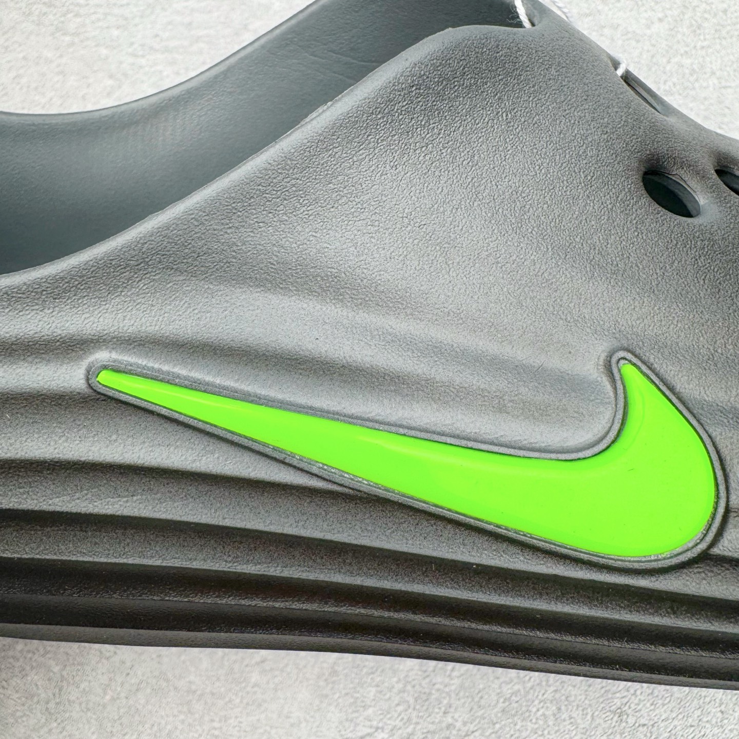 图片[10]-＃DC纯原 NK ReactX Rejuven8 简约舒适百搭洞洞鞋 HV5060-003 重金购入原鞋及原档案磨具生产指令开发 唯一正确组合大底 组合侧面Logo 鞋头不过分上翘 后跟Logo 凹凸明显 轮廓分明 LOGO内侧钢印清晰工整 原厂磨具全鞋无多余毛边 同源公司EVA粒子环保塑料 原厂指令配方 无任何异味 弹性卡色均保持原鞋一致 匠心打造 鞋口弧度大小 鞋面色泽质感同步原鞋 LOGO内侧钢印清晰工整 从名字就能看出，这款鞋搭载了React X缓震科技，保证了舒适的脚感和轻盈的穿着体验。设计上，这双鞋采用了近几年非常流行的洞洞鞋风格，但特别之处在于加入了波浪纹路细节，让整个鞋型看起来更有立体感，视觉上也增添了几分现代感。尺码：36 36.5 37.5 38 38.5 39 40 40.5 41 42 42.5 43 44 44.5 45 46-选品中心