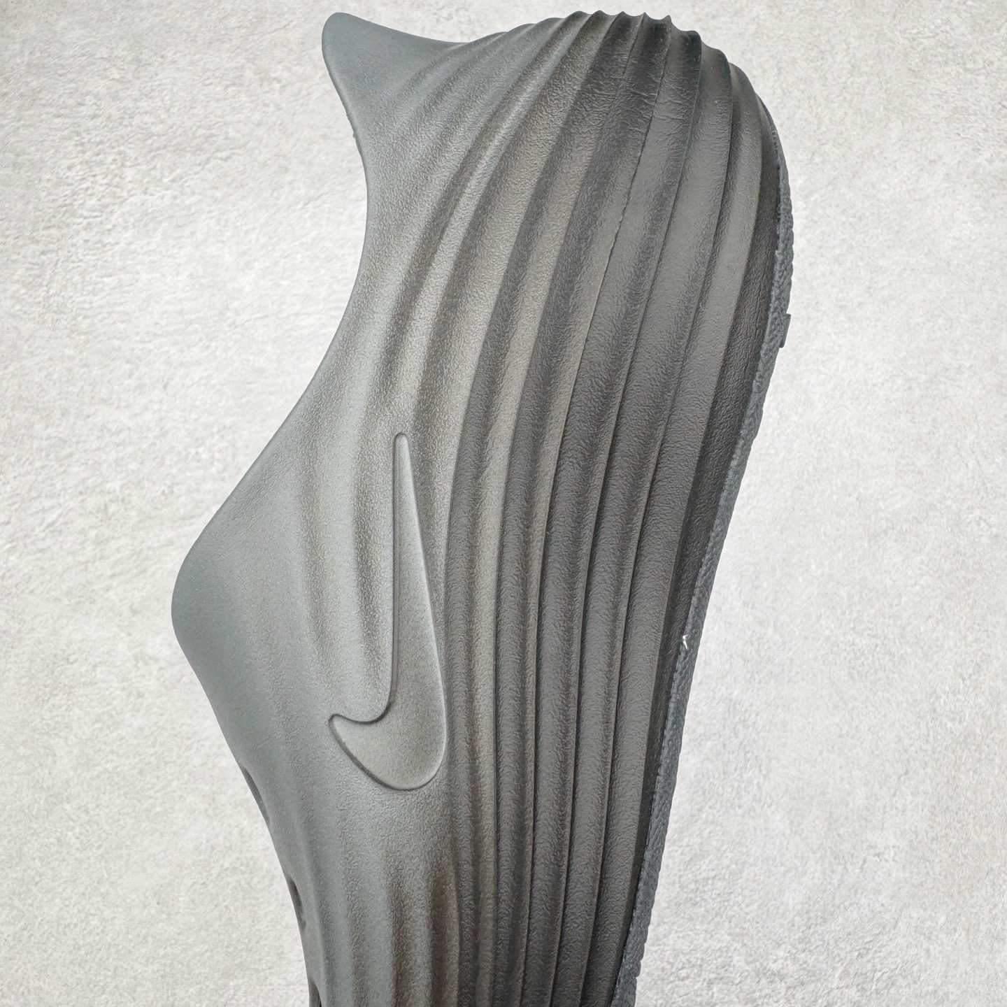 图片[7]-＃DC纯原 NK ReactX Rejuven8 简约舒适百搭洞洞鞋 HV5060-003 重金购入原鞋及原档案磨具生产指令开发 唯一正确组合大底 组合侧面Logo 鞋头不过分上翘 后跟Logo 凹凸明显 轮廓分明 LOGO内侧钢印清晰工整 原厂磨具全鞋无多余毛边 同源公司EVA粒子环保塑料 原厂指令配方 无任何异味 弹性卡色均保持原鞋一致 匠心打造 鞋口弧度大小 鞋面色泽质感同步原鞋 LOGO内侧钢印清晰工整 从名字就能看出，这款鞋搭载了React X缓震科技，保证了舒适的脚感和轻盈的穿着体验。设计上，这双鞋采用了近几年非常流行的洞洞鞋风格，但特别之处在于加入了波浪纹路细节，让整个鞋型看起来更有立体感，视觉上也增添了几分现代感。尺码：36 36.5 37.5 38 38.5 39 40 40.5 41 42 42.5 43 44 44.5 45 46-选品中心