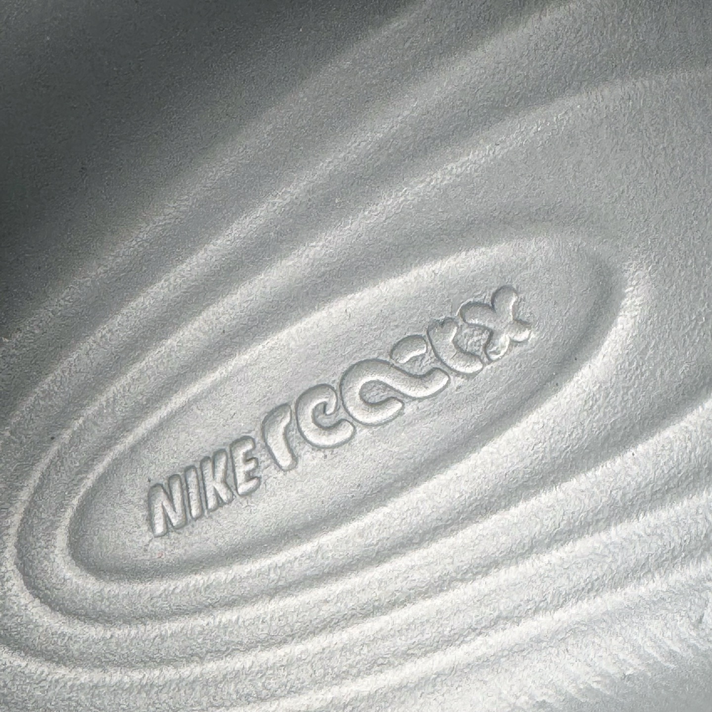 图片[17]-＃DC纯原 NK ReactX Rejuven8 简约舒适百搭洞洞鞋 HV5060-003 重金购入原鞋及原档案磨具生产指令开发 唯一正确组合大底 组合侧面Logo 鞋头不过分上翘 后跟Logo 凹凸明显 轮廓分明 LOGO内侧钢印清晰工整 原厂磨具全鞋无多余毛边 同源公司EVA粒子环保塑料 原厂指令配方 无任何异味 弹性卡色均保持原鞋一致 匠心打造 鞋口弧度大小 鞋面色泽质感同步原鞋 LOGO内侧钢印清晰工整 从名字就能看出，这款鞋搭载了React X缓震科技，保证了舒适的脚感和轻盈的穿着体验。设计上，这双鞋采用了近几年非常流行的洞洞鞋风格，但特别之处在于加入了波浪纹路细节，让整个鞋型看起来更有立体感，视觉上也增添了几分现代感。尺码：36 36.5 37.5 38 38.5 39 40 40.5 41 42 42.5 43 44 44.5 45 46-选品中心