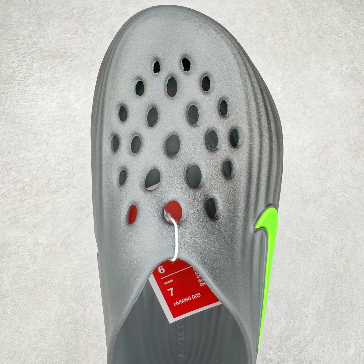 图片[4]-＃DC纯原 NK ReactX Rejuven8 简约舒适百搭洞洞鞋 HV5060-003 重金购入原鞋及原档案磨具生产指令开发 唯一正确组合大底 组合侧面Logo 鞋头不过分上翘 后跟Logo 凹凸明显 轮廓分明 LOGO内侧钢印清晰工整 原厂磨具全鞋无多余毛边 同源公司EVA粒子环保塑料 原厂指令配方 无任何异味 弹性卡色均保持原鞋一致 匠心打造 鞋口弧度大小 鞋面色泽质感同步原鞋 LOGO内侧钢印清晰工整 从名字就能看出，这款鞋搭载了React X缓震科技，保证了舒适的脚感和轻盈的穿着体验。设计上，这双鞋采用了近几年非常流行的洞洞鞋风格，但特别之处在于加入了波浪纹路细节，让整个鞋型看起来更有立体感，视觉上也增添了几分现代感。尺码：36 36.5 37.5 38 38.5 39 40 40.5 41 42 42.5 43 44 44.5 45 46-选品中心