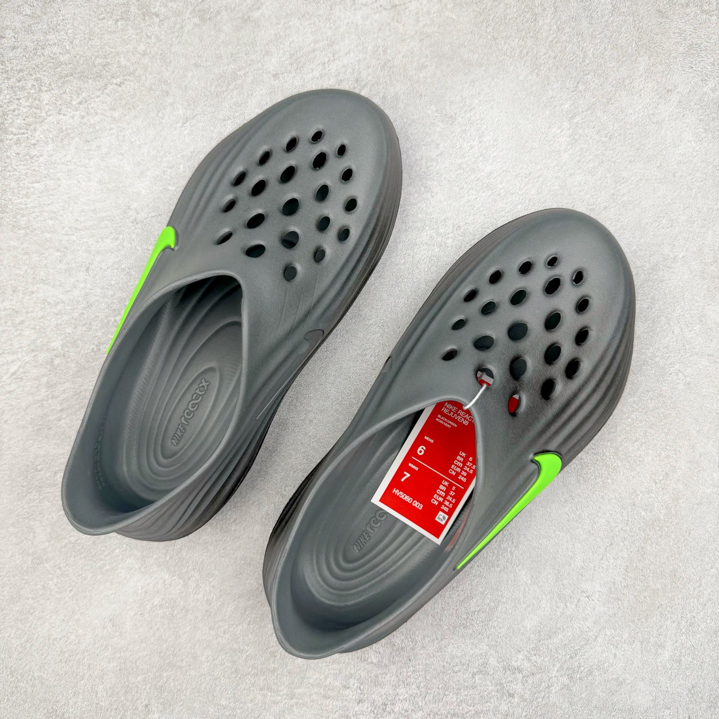 图片[3]-＃DC纯原 NK ReactX Rejuven8 简约舒适百搭洞洞鞋 HV5060-003 重金购入原鞋及原档案磨具生产指令开发 唯一正确组合大底 组合侧面Logo 鞋头不过分上翘 后跟Logo 凹凸明显 轮廓分明 LOGO内侧钢印清晰工整 原厂磨具全鞋无多余毛边 同源公司EVA粒子环保塑料 原厂指令配方 无任何异味 弹性卡色均保持原鞋一致 匠心打造 鞋口弧度大小 鞋面色泽质感同步原鞋 LOGO内侧钢印清晰工整 从名字就能看出，这款鞋搭载了React X缓震科技，保证了舒适的脚感和轻盈的穿着体验。设计上，这双鞋采用了近几年非常流行的洞洞鞋风格，但特别之处在于加入了波浪纹路细节，让整个鞋型看起来更有立体感，视觉上也增添了几分现代感。尺码：36 36.5 37.5 38 38.5 39 40 40.5 41 42 42.5 43 44 44.5 45 46-选品中心