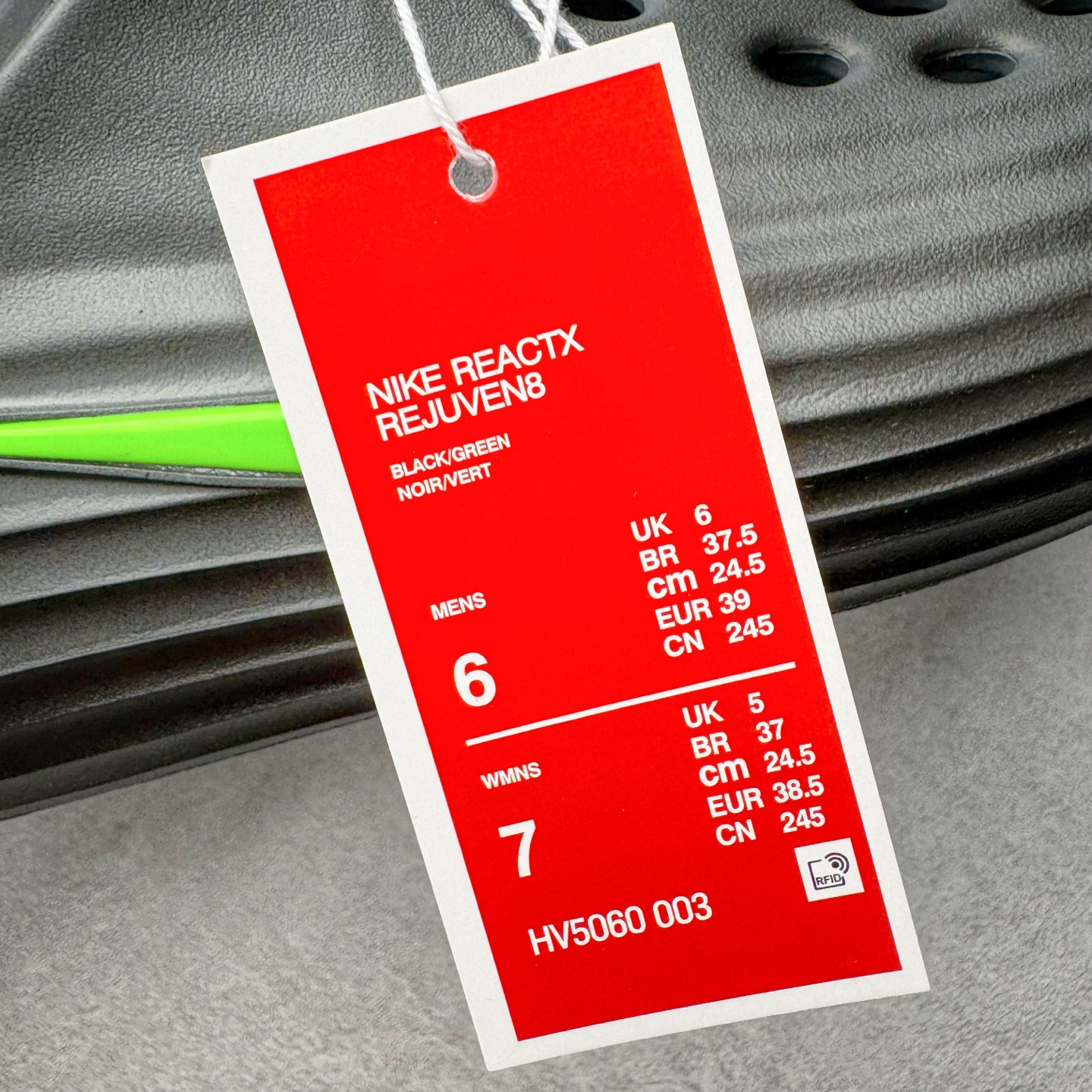 图片[16]-＃DC纯原 NK ReactX Rejuven8 简约舒适百搭洞洞鞋 HV5060-003 重金购入原鞋及原档案磨具生产指令开发 唯一正确组合大底 组合侧面Logo 鞋头不过分上翘 后跟Logo 凹凸明显 轮廓分明 LOGO内侧钢印清晰工整 原厂磨具全鞋无多余毛边 同源公司EVA粒子环保塑料 原厂指令配方 无任何异味 弹性卡色均保持原鞋一致 匠心打造 鞋口弧度大小 鞋面色泽质感同步原鞋 LOGO内侧钢印清晰工整 从名字就能看出，这款鞋搭载了React X缓震科技，保证了舒适的脚感和轻盈的穿着体验。设计上，这双鞋采用了近几年非常流行的洞洞鞋风格，但特别之处在于加入了波浪纹路细节，让整个鞋型看起来更有立体感，视觉上也增添了几分现代感。尺码：36 36.5 37.5 38 38.5 39 40 40.5 41 42 42.5 43 44 44.5 45 46-选品中心