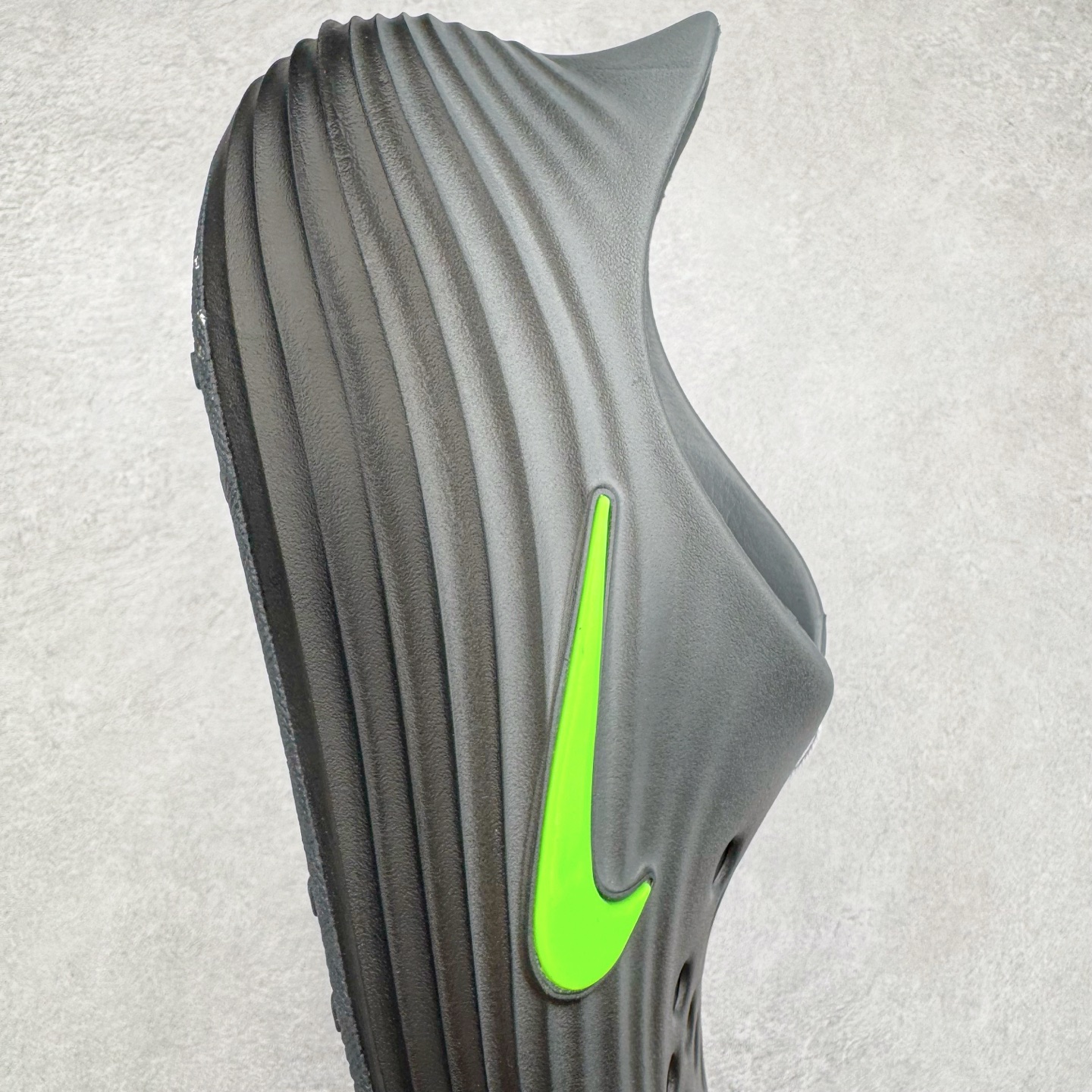 图片[6]-＃DC纯原 NK ReactX Rejuven8 简约舒适百搭洞洞鞋 HV5060-003 重金购入原鞋及原档案磨具生产指令开发 唯一正确组合大底 组合侧面Logo 鞋头不过分上翘 后跟Logo 凹凸明显 轮廓分明 LOGO内侧钢印清晰工整 原厂磨具全鞋无多余毛边 同源公司EVA粒子环保塑料 原厂指令配方 无任何异味 弹性卡色均保持原鞋一致 匠心打造 鞋口弧度大小 鞋面色泽质感同步原鞋 LOGO内侧钢印清晰工整 从名字就能看出，这款鞋搭载了React X缓震科技，保证了舒适的脚感和轻盈的穿着体验。设计上，这双鞋采用了近几年非常流行的洞洞鞋风格，但特别之处在于加入了波浪纹路细节，让整个鞋型看起来更有立体感，视觉上也增添了几分现代感。尺码：36 36.5 37.5 38 38.5 39 40 40.5 41 42 42.5 43 44 44.5 45 46-选品中心