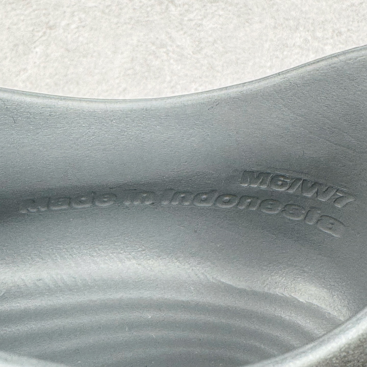 图片[18]-＃DC纯原 NK ReactX Rejuven8 简约舒适百搭洞洞鞋 HV5060-003 重金购入原鞋及原档案磨具生产指令开发 唯一正确组合大底 组合侧面Logo 鞋头不过分上翘 后跟Logo 凹凸明显 轮廓分明 LOGO内侧钢印清晰工整 原厂磨具全鞋无多余毛边 同源公司EVA粒子环保塑料 原厂指令配方 无任何异味 弹性卡色均保持原鞋一致 匠心打造 鞋口弧度大小 鞋面色泽质感同步原鞋 LOGO内侧钢印清晰工整 从名字就能看出，这款鞋搭载了React X缓震科技，保证了舒适的脚感和轻盈的穿着体验。设计上，这双鞋采用了近几年非常流行的洞洞鞋风格，但特别之处在于加入了波浪纹路细节，让整个鞋型看起来更有立体感，视觉上也增添了几分现代感。尺码：36 36.5 37.5 38 38.5 39 40 40.5 41 42 42.5 43 44 44.5 45 46-选品中心