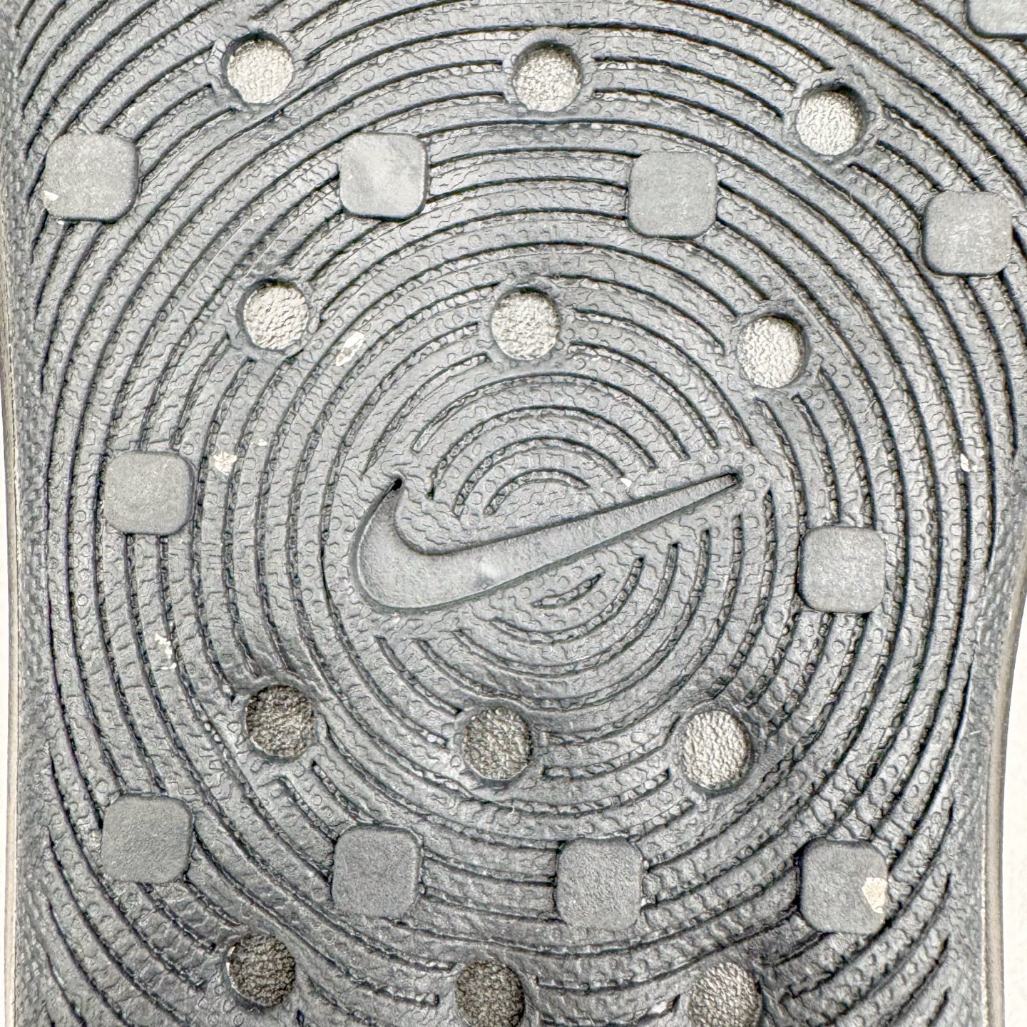 图片[12]-＃DC纯原 NK ReactX Rejuven8 简约舒适百搭洞洞鞋 HV5060-003 重金购入原鞋及原档案磨具生产指令开发 唯一正确组合大底 组合侧面Logo 鞋头不过分上翘 后跟Logo 凹凸明显 轮廓分明 LOGO内侧钢印清晰工整 原厂磨具全鞋无多余毛边 同源公司EVA粒子环保塑料 原厂指令配方 无任何异味 弹性卡色均保持原鞋一致 匠心打造 鞋口弧度大小 鞋面色泽质感同步原鞋 LOGO内侧钢印清晰工整 从名字就能看出，这款鞋搭载了React X缓震科技，保证了舒适的脚感和轻盈的穿着体验。设计上，这双鞋采用了近几年非常流行的洞洞鞋风格，但特别之处在于加入了波浪纹路细节，让整个鞋型看起来更有立体感，视觉上也增添了几分现代感。尺码：36 36.5 37.5 38 38.5 39 40 40.5 41 42 42.5 43 44 44.5 45 46-选品中心