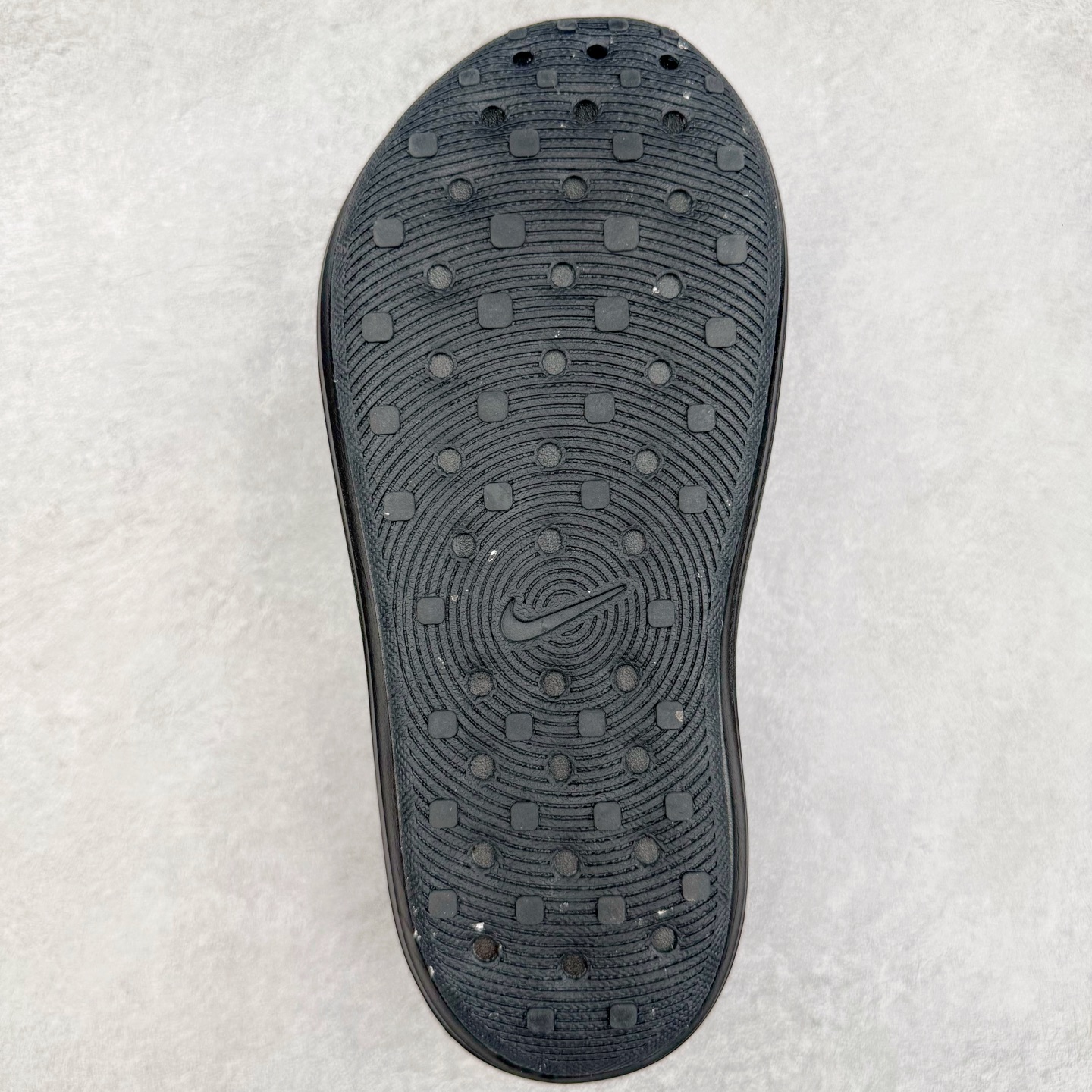 图片[9]-＃DC纯原 NK ReactX Rejuven8 简约舒适百搭洞洞鞋 HV5060-003 重金购入原鞋及原档案磨具生产指令开发 唯一正确组合大底 组合侧面Logo 鞋头不过分上翘 后跟Logo 凹凸明显 轮廓分明 LOGO内侧钢印清晰工整 原厂磨具全鞋无多余毛边 同源公司EVA粒子环保塑料 原厂指令配方 无任何异味 弹性卡色均保持原鞋一致 匠心打造 鞋口弧度大小 鞋面色泽质感同步原鞋 LOGO内侧钢印清晰工整 从名字就能看出，这款鞋搭载了React X缓震科技，保证了舒适的脚感和轻盈的穿着体验。设计上，这双鞋采用了近几年非常流行的洞洞鞋风格，但特别之处在于加入了波浪纹路细节，让整个鞋型看起来更有立体感，视觉上也增添了几分现代感。尺码：36 36.5 37.5 38 38.5 39 40 40.5 41 42 42.5 43 44 44.5 45 46-选品中心