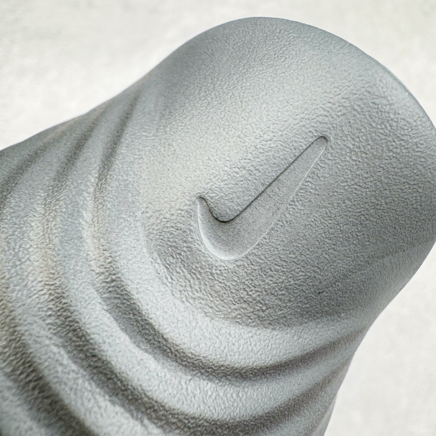 图片[13]-＃DC纯原 NK ReactX Rejuven8 简约舒适百搭洞洞鞋 HV5060-003 重金购入原鞋及原档案磨具生产指令开发 唯一正确组合大底 组合侧面Logo 鞋头不过分上翘 后跟Logo 凹凸明显 轮廓分明 LOGO内侧钢印清晰工整 原厂磨具全鞋无多余毛边 同源公司EVA粒子环保塑料 原厂指令配方 无任何异味 弹性卡色均保持原鞋一致 匠心打造 鞋口弧度大小 鞋面色泽质感同步原鞋 LOGO内侧钢印清晰工整 从名字就能看出，这款鞋搭载了React X缓震科技，保证了舒适的脚感和轻盈的穿着体验。设计上，这双鞋采用了近几年非常流行的洞洞鞋风格，但特别之处在于加入了波浪纹路细节，让整个鞋型看起来更有立体感，视觉上也增添了几分现代感。尺码：36 36.5 37.5 38 38.5 39 40 40.5 41 42 42.5 43 44 44.5 45 46-选品中心