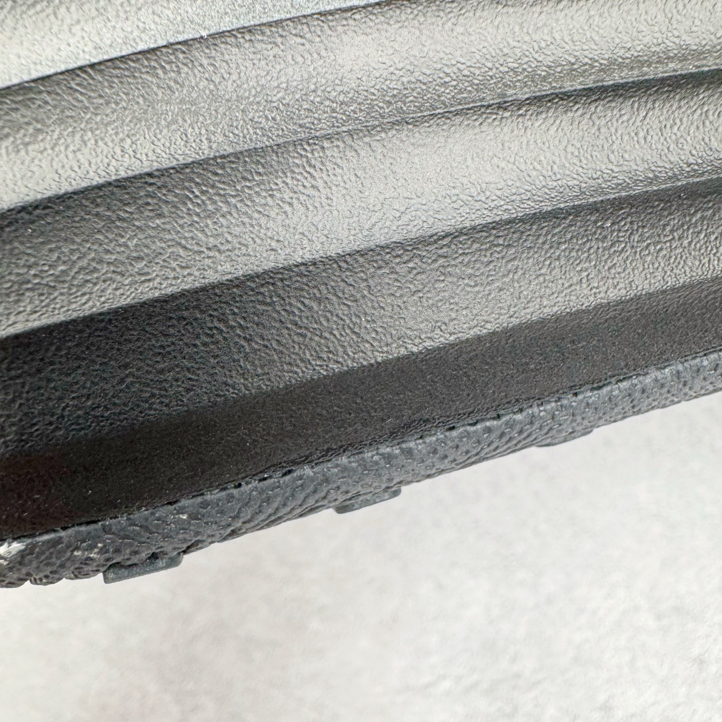 图片[11]-＃DC纯原 NK ReactX Rejuven8 简约舒适百搭洞洞鞋 HV5060-003 重金购入原鞋及原档案磨具生产指令开发 唯一正确组合大底 组合侧面Logo 鞋头不过分上翘 后跟Logo 凹凸明显 轮廓分明 LOGO内侧钢印清晰工整 原厂磨具全鞋无多余毛边 同源公司EVA粒子环保塑料 原厂指令配方 无任何异味 弹性卡色均保持原鞋一致 匠心打造 鞋口弧度大小 鞋面色泽质感同步原鞋 LOGO内侧钢印清晰工整 从名字就能看出，这款鞋搭载了React X缓震科技，保证了舒适的脚感和轻盈的穿着体验。设计上，这双鞋采用了近几年非常流行的洞洞鞋风格，但特别之处在于加入了波浪纹路细节，让整个鞋型看起来更有立体感，视觉上也增添了几分现代感。尺码：36 36.5 37.5 38 38.5 39 40 40.5 41 42 42.5 43 44 44.5 45 46-选品中心