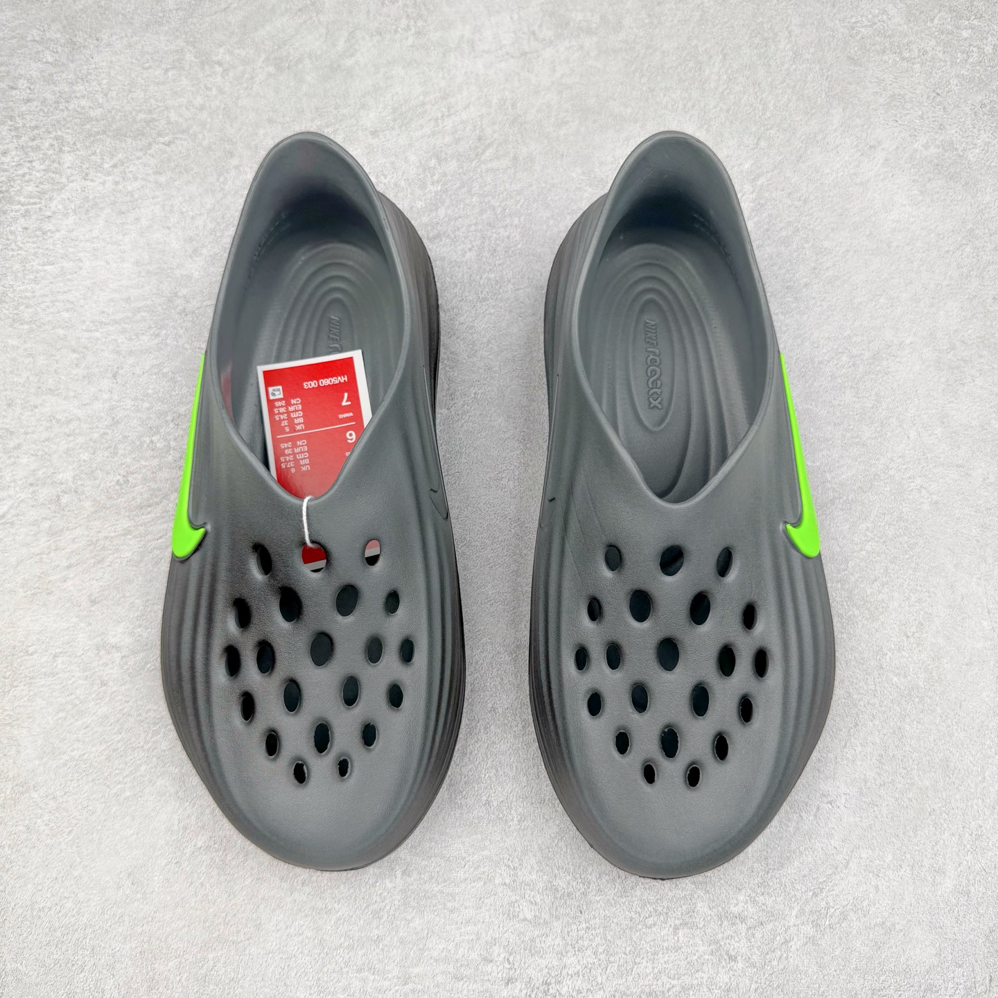 图片[2]-＃DC纯原 NK ReactX Rejuven8 简约舒适百搭洞洞鞋 HV5060-003 重金购入原鞋及原档案磨具生产指令开发 唯一正确组合大底 组合侧面Logo 鞋头不过分上翘 后跟Logo 凹凸明显 轮廓分明 LOGO内侧钢印清晰工整 原厂磨具全鞋无多余毛边 同源公司EVA粒子环保塑料 原厂指令配方 无任何异味 弹性卡色均保持原鞋一致 匠心打造 鞋口弧度大小 鞋面色泽质感同步原鞋 LOGO内侧钢印清晰工整 从名字就能看出，这款鞋搭载了React X缓震科技，保证了舒适的脚感和轻盈的穿着体验。设计上，这双鞋采用了近几年非常流行的洞洞鞋风格，但特别之处在于加入了波浪纹路细节，让整个鞋型看起来更有立体感，视觉上也增添了几分现代感。尺码：36 36.5 37.5 38 38.5 39 40 40.5 41 42 42.5 43 44 44.5 45 46-选品中心