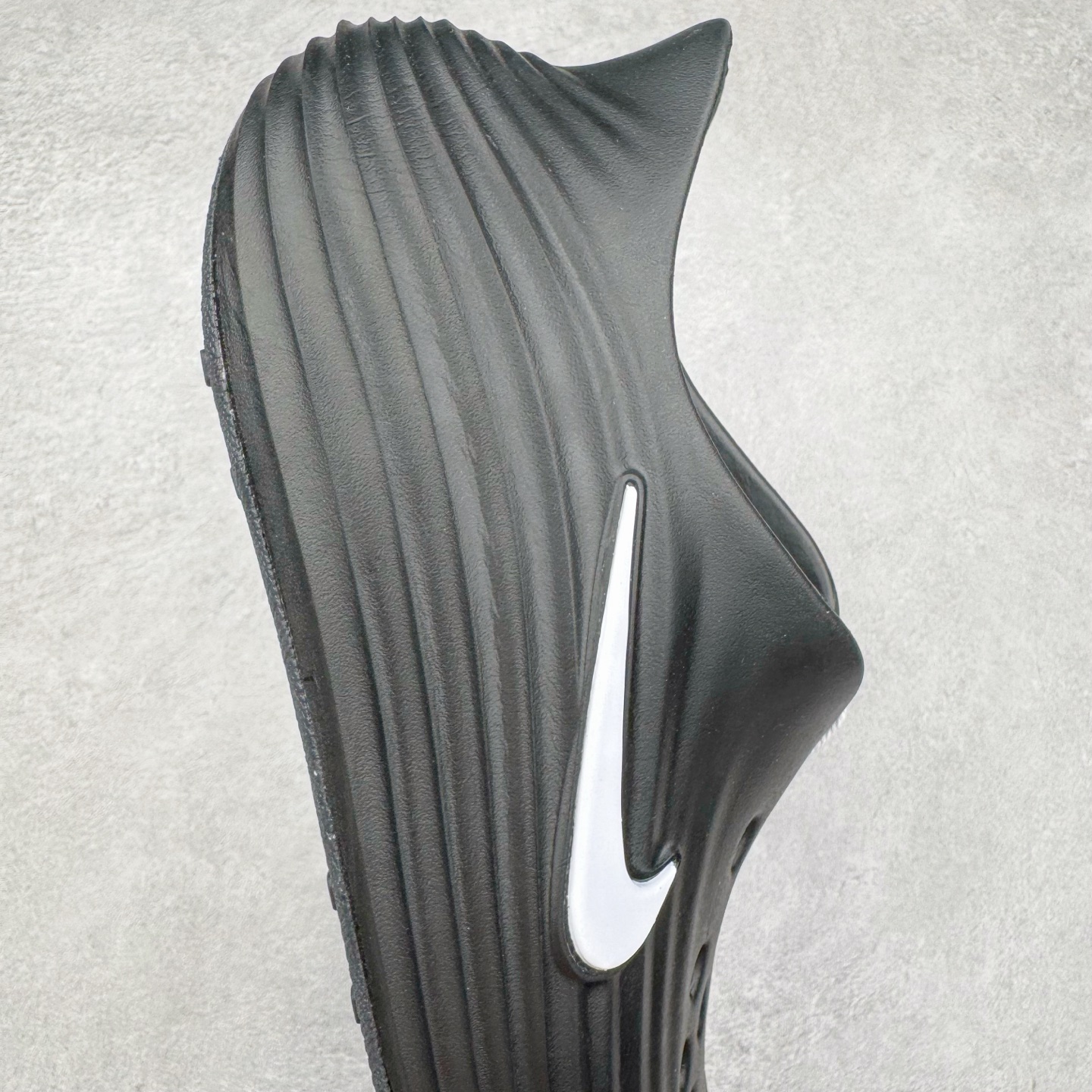 图片[7]-＃DC纯原 NK ReactX Rejuven8 简约舒适百搭洞洞鞋 HV5060-011 重金购入原鞋及原档案磨具生产指令开发 唯一正确组合大底 组合侧面Logo 鞋头不过分上翘 后跟Logo 凹凸明显 轮廓分明 LOGO内侧钢印清晰工整 原厂磨具全鞋无多余毛边 同源公司EVA粒子环保塑料 原厂指令配方 无任何异味 弹性卡色均保持原鞋一致 匠心打造 鞋口弧度大小 鞋面色泽质感同步原鞋 LOGO内侧钢印清晰工整 从名字就能看出，这款鞋搭载了React X缓震科技，保证了舒适的脚感和轻盈的穿着体验。设计上，这双鞋采用了近几年非常流行的洞洞鞋风格，但特别之处在于加入了波浪纹路细节，让整个鞋型看起来更有立体感，视觉上也增添了几分现代感。尺码：36 36.5 37.5 38 38.5 39 40 40.5 41 42 42.5 43 44 44.5 45 46-选品中心