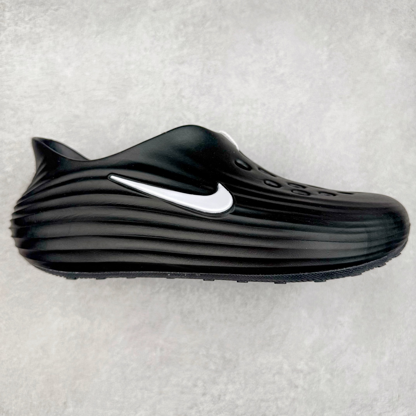 ＃DC纯原 NK ReactX Rejuven8 简约舒适百搭洞洞鞋 HV5060-011 重金购入原鞋及原档案磨具生产指令开发 唯一正确组合大底 组合侧面Logo 鞋头不过分上翘 后跟Logo 凹凸明显 轮廓分明 LOGO内侧钢印清晰工整 原厂磨具全鞋无多余毛边 同源公司EVA粒子环保塑料 原厂指令配方 无任何异味 弹性卡色均保持原鞋一致 匠心打造 鞋口弧度大小 鞋面色泽质感同步原鞋 LOGO内侧钢印清晰工整 从名字就能看出，这款鞋搭载了React X缓震科技，保证了舒适的脚感和轻盈的穿着体验。设计上，这双鞋采用了近几年非常流行的洞洞鞋风格，但特别之处在于加入了波浪纹路细节，让整个鞋型看起来更有立体感，视觉上也增添了几分现代感。尺码：36 36.5 37.5 38 38.5 39 40 40.5 41 42 42.5 43 44 44.5 45 46-选品中心