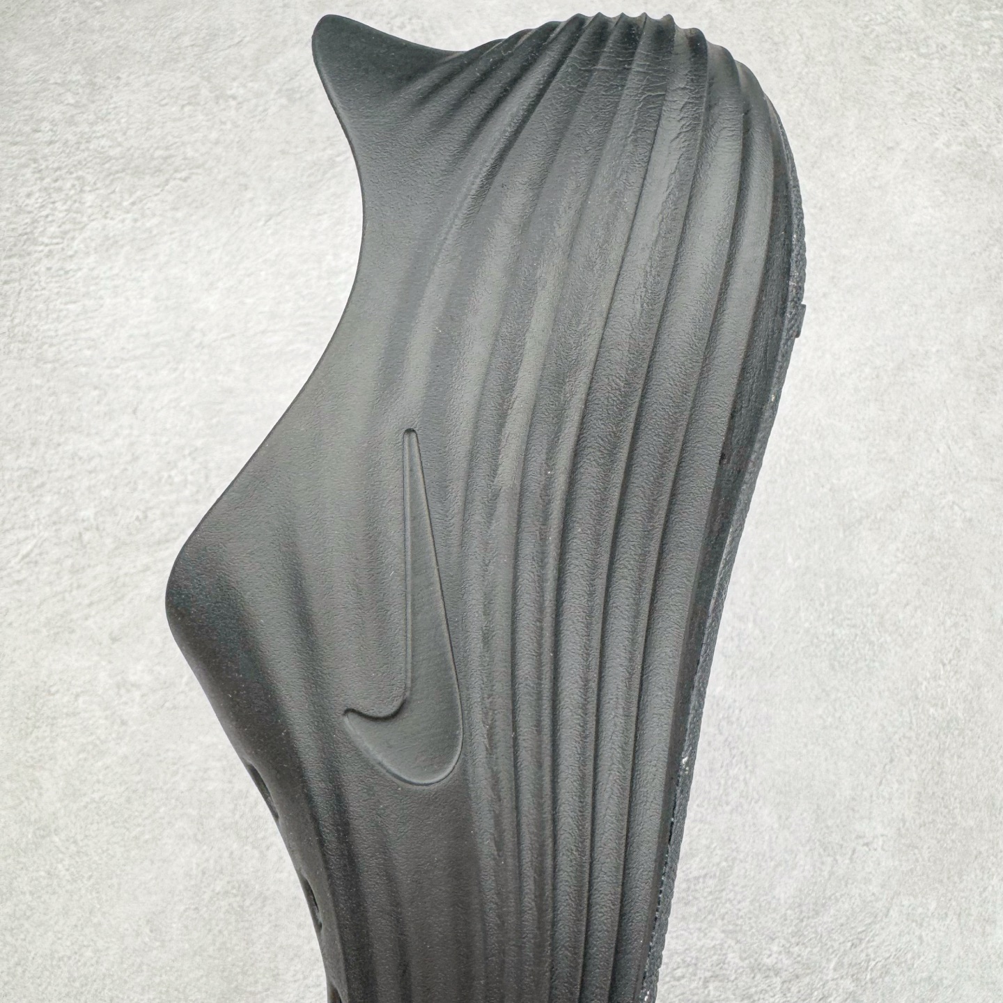 图片[5]-＃DC纯原 NK ReactX Rejuven8 简约舒适百搭洞洞鞋 HV5060-011 重金购入原鞋及原档案磨具生产指令开发 唯一正确组合大底 组合侧面Logo 鞋头不过分上翘 后跟Logo 凹凸明显 轮廓分明 LOGO内侧钢印清晰工整 原厂磨具全鞋无多余毛边 同源公司EVA粒子环保塑料 原厂指令配方 无任何异味 弹性卡色均保持原鞋一致 匠心打造 鞋口弧度大小 鞋面色泽质感同步原鞋 LOGO内侧钢印清晰工整 从名字就能看出，这款鞋搭载了React X缓震科技，保证了舒适的脚感和轻盈的穿着体验。设计上，这双鞋采用了近几年非常流行的洞洞鞋风格，但特别之处在于加入了波浪纹路细节，让整个鞋型看起来更有立体感，视觉上也增添了几分现代感。尺码：36 36.5 37.5 38 38.5 39 40 40.5 41 42 42.5 43 44 44.5 45 46-选品中心