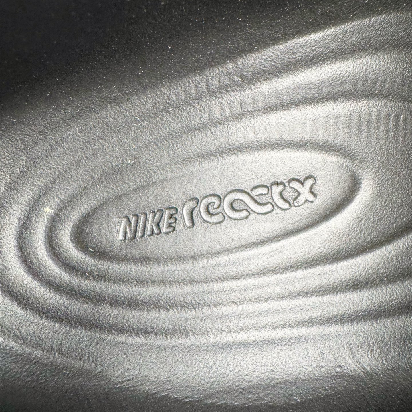 图片[15]-＃DC纯原 NK ReactX Rejuven8 简约舒适百搭洞洞鞋 HV5060-011 重金购入原鞋及原档案磨具生产指令开发 唯一正确组合大底 组合侧面Logo 鞋头不过分上翘 后跟Logo 凹凸明显 轮廓分明 LOGO内侧钢印清晰工整 原厂磨具全鞋无多余毛边 同源公司EVA粒子环保塑料 原厂指令配方 无任何异味 弹性卡色均保持原鞋一致 匠心打造 鞋口弧度大小 鞋面色泽质感同步原鞋 LOGO内侧钢印清晰工整 从名字就能看出，这款鞋搭载了React X缓震科技，保证了舒适的脚感和轻盈的穿着体验。设计上，这双鞋采用了近几年非常流行的洞洞鞋风格，但特别之处在于加入了波浪纹路细节，让整个鞋型看起来更有立体感，视觉上也增添了几分现代感。尺码：36 36.5 37.5 38 38.5 39 40 40.5 41 42 42.5 43 44 44.5 45 46-选品中心