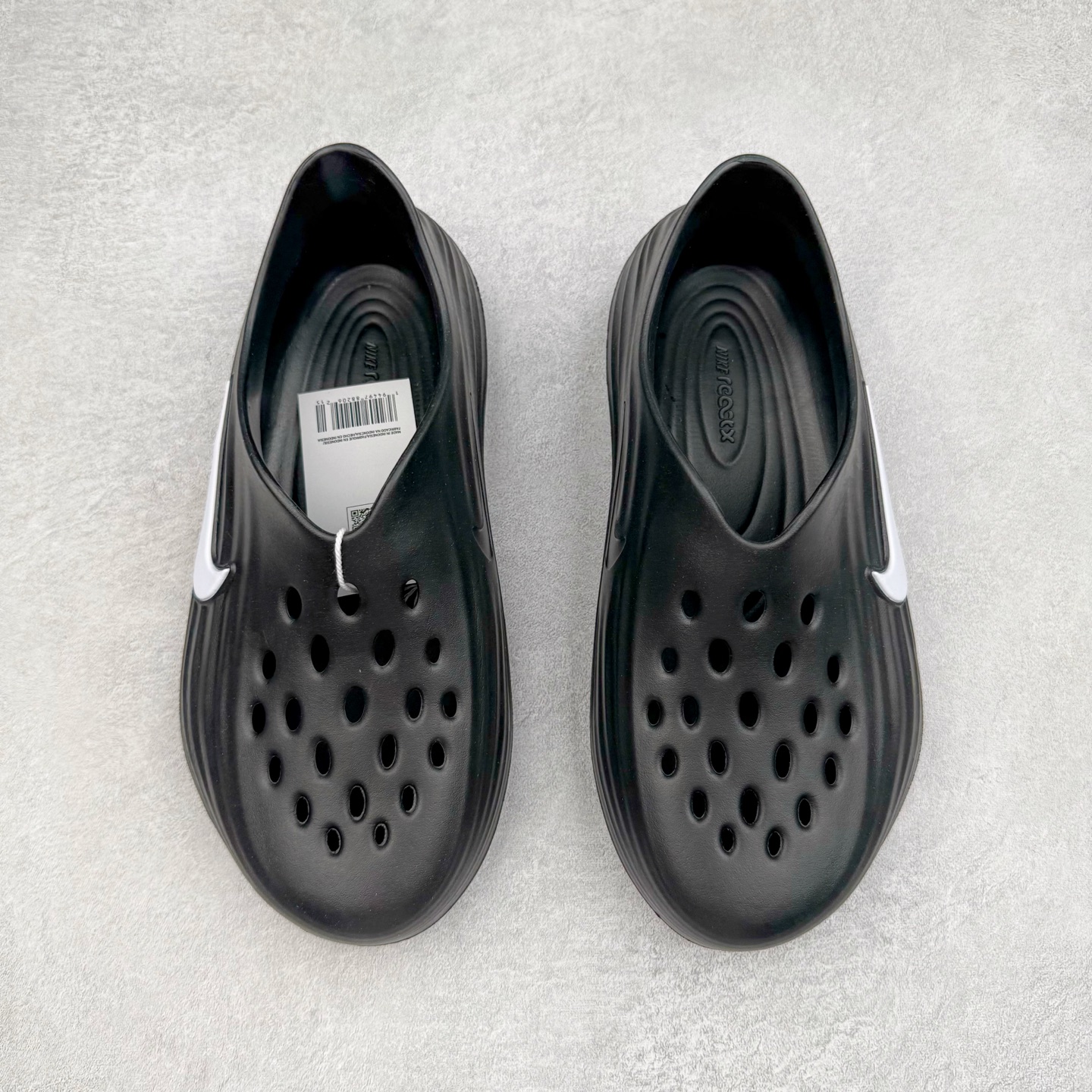 图片[2]-＃DC纯原 NK ReactX Rejuven8 简约舒适百搭洞洞鞋 HV5060-011 重金购入原鞋及原档案磨具生产指令开发 唯一正确组合大底 组合侧面Logo 鞋头不过分上翘 后跟Logo 凹凸明显 轮廓分明 LOGO内侧钢印清晰工整 原厂磨具全鞋无多余毛边 同源公司EVA粒子环保塑料 原厂指令配方 无任何异味 弹性卡色均保持原鞋一致 匠心打造 鞋口弧度大小 鞋面色泽质感同步原鞋 LOGO内侧钢印清晰工整 从名字就能看出，这款鞋搭载了React X缓震科技，保证了舒适的脚感和轻盈的穿着体验。设计上，这双鞋采用了近几年非常流行的洞洞鞋风格，但特别之处在于加入了波浪纹路细节，让整个鞋型看起来更有立体感，视觉上也增添了几分现代感。尺码：36 36.5 37.5 38 38.5 39 40 40.5 41 42 42.5 43 44 44.5 45 46-选品中心