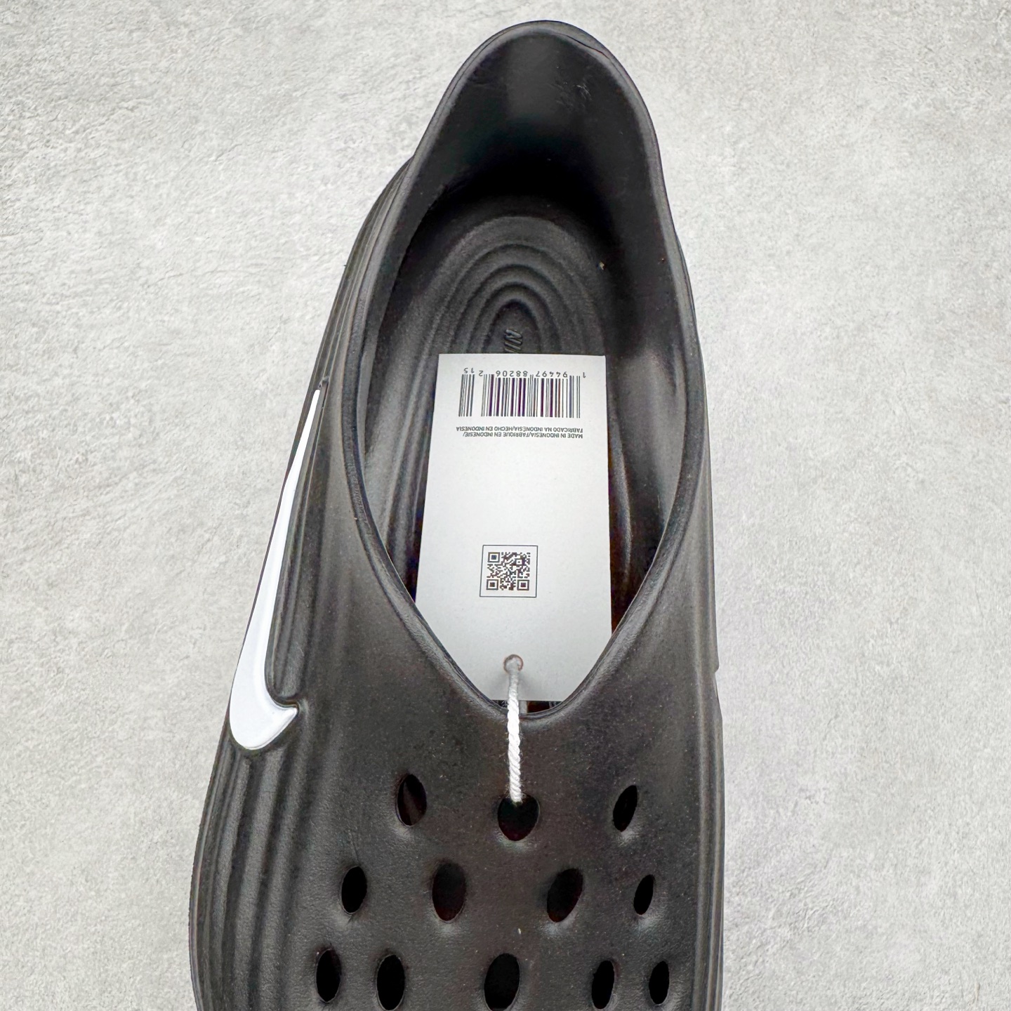 图片[6]-＃DC纯原 NK ReactX Rejuven8 简约舒适百搭洞洞鞋 HV5060-011 重金购入原鞋及原档案磨具生产指令开发 唯一正确组合大底 组合侧面Logo 鞋头不过分上翘 后跟Logo 凹凸明显 轮廓分明 LOGO内侧钢印清晰工整 原厂磨具全鞋无多余毛边 同源公司EVA粒子环保塑料 原厂指令配方 无任何异味 弹性卡色均保持原鞋一致 匠心打造 鞋口弧度大小 鞋面色泽质感同步原鞋 LOGO内侧钢印清晰工整 从名字就能看出，这款鞋搭载了React X缓震科技，保证了舒适的脚感和轻盈的穿着体验。设计上，这双鞋采用了近几年非常流行的洞洞鞋风格，但特别之处在于加入了波浪纹路细节，让整个鞋型看起来更有立体感，视觉上也增添了几分现代感。尺码：36 36.5 37.5 38 38.5 39 40 40.5 41 42 42.5 43 44 44.5 45 46-选品中心