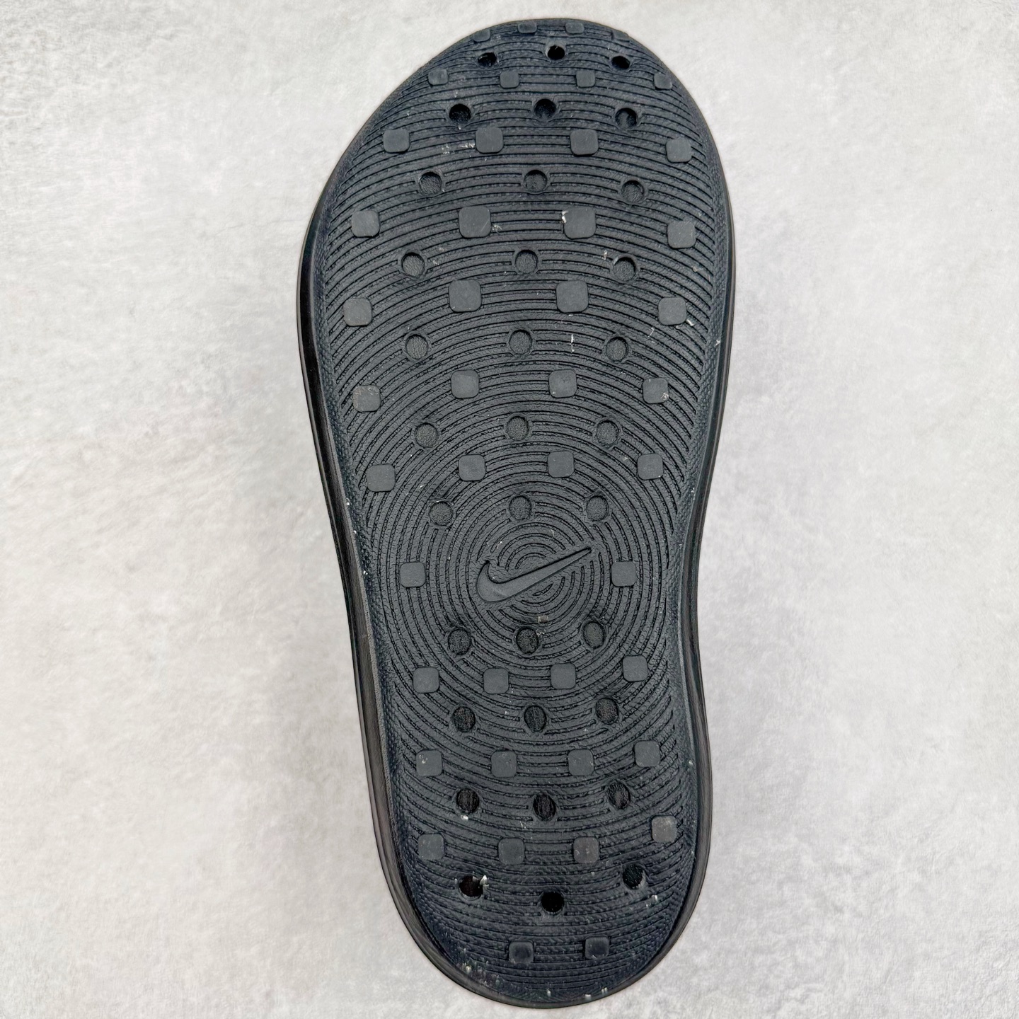 图片[9]-＃DC纯原 NK ReactX Rejuven8 简约舒适百搭洞洞鞋 HV5060-011 重金购入原鞋及原档案磨具生产指令开发 唯一正确组合大底 组合侧面Logo 鞋头不过分上翘 后跟Logo 凹凸明显 轮廓分明 LOGO内侧钢印清晰工整 原厂磨具全鞋无多余毛边 同源公司EVA粒子环保塑料 原厂指令配方 无任何异味 弹性卡色均保持原鞋一致 匠心打造 鞋口弧度大小 鞋面色泽质感同步原鞋 LOGO内侧钢印清晰工整 从名字就能看出，这款鞋搭载了React X缓震科技，保证了舒适的脚感和轻盈的穿着体验。设计上，这双鞋采用了近几年非常流行的洞洞鞋风格，但特别之处在于加入了波浪纹路细节，让整个鞋型看起来更有立体感，视觉上也增添了几分现代感。尺码：36 36.5 37.5 38 38.5 39 40 40.5 41 42 42.5 43 44 44.5 45 46-选品中心