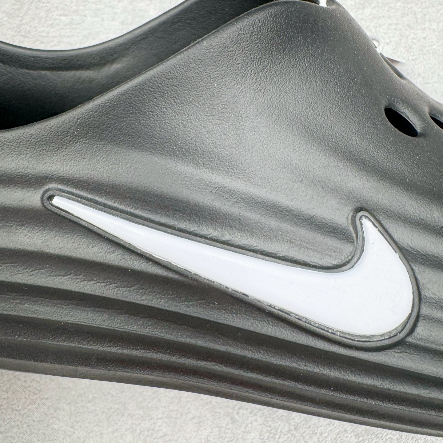 图片[16]-＃DC纯原 NK ReactX Rejuven8 简约舒适百搭洞洞鞋 HV5060-011 重金购入原鞋及原档案磨具生产指令开发 唯一正确组合大底 组合侧面Logo 鞋头不过分上翘 后跟Logo 凹凸明显 轮廓分明 LOGO内侧钢印清晰工整 原厂磨具全鞋无多余毛边 同源公司EVA粒子环保塑料 原厂指令配方 无任何异味 弹性卡色均保持原鞋一致 匠心打造 鞋口弧度大小 鞋面色泽质感同步原鞋 LOGO内侧钢印清晰工整 从名字就能看出，这款鞋搭载了React X缓震科技，保证了舒适的脚感和轻盈的穿着体验。设计上，这双鞋采用了近几年非常流行的洞洞鞋风格，但特别之处在于加入了波浪纹路细节，让整个鞋型看起来更有立体感，视觉上也增添了几分现代感。尺码：36 36.5 37.5 38 38.5 39 40 40.5 41 42 42.5 43 44 44.5 45 46-选品中心