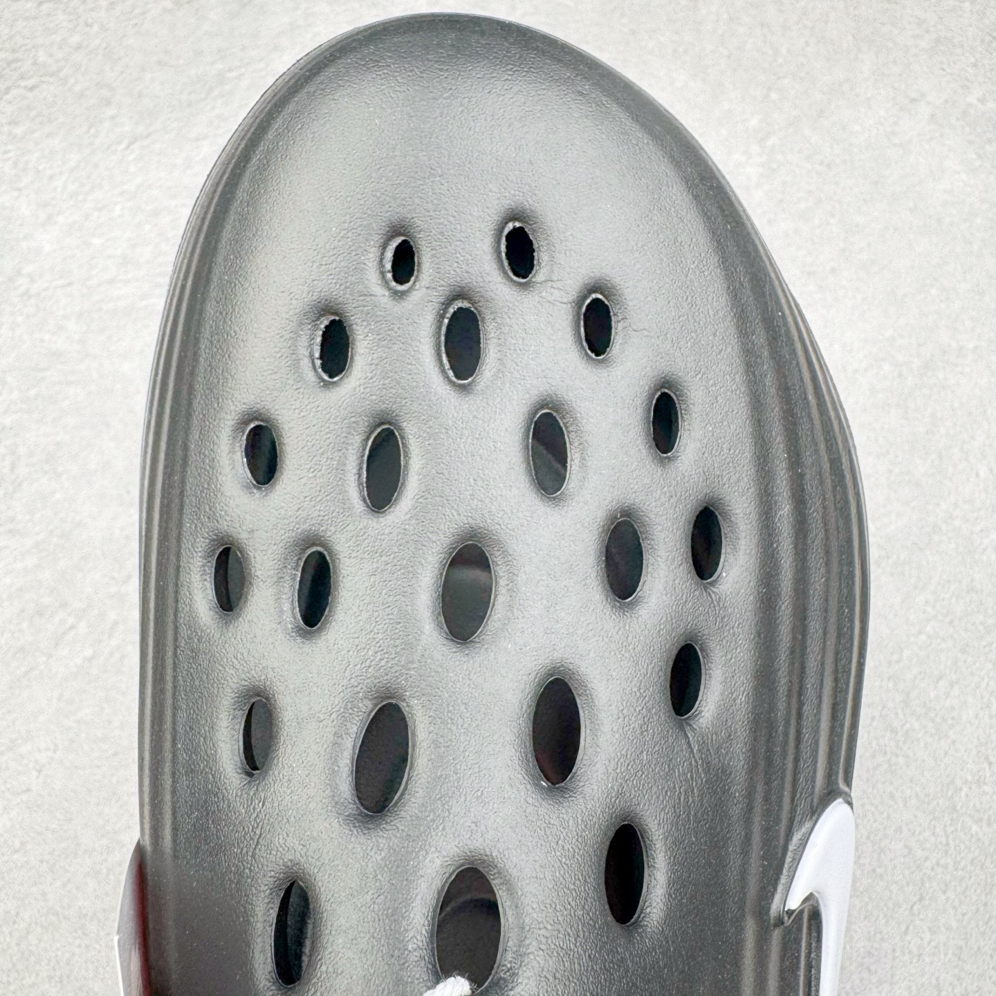 图片[11]-＃DC纯原 NK ReactX Rejuven8 简约舒适百搭洞洞鞋 HV5060-011 重金购入原鞋及原档案磨具生产指令开发 唯一正确组合大底 组合侧面Logo 鞋头不过分上翘 后跟Logo 凹凸明显 轮廓分明 LOGO内侧钢印清晰工整 原厂磨具全鞋无多余毛边 同源公司EVA粒子环保塑料 原厂指令配方 无任何异味 弹性卡色均保持原鞋一致 匠心打造 鞋口弧度大小 鞋面色泽质感同步原鞋 LOGO内侧钢印清晰工整 从名字就能看出，这款鞋搭载了React X缓震科技，保证了舒适的脚感和轻盈的穿着体验。设计上，这双鞋采用了近几年非常流行的洞洞鞋风格，但特别之处在于加入了波浪纹路细节，让整个鞋型看起来更有立体感，视觉上也增添了几分现代感。尺码：36 36.5 37.5 38 38.5 39 40 40.5 41 42 42.5 43 44 44.5 45 46-选品中心