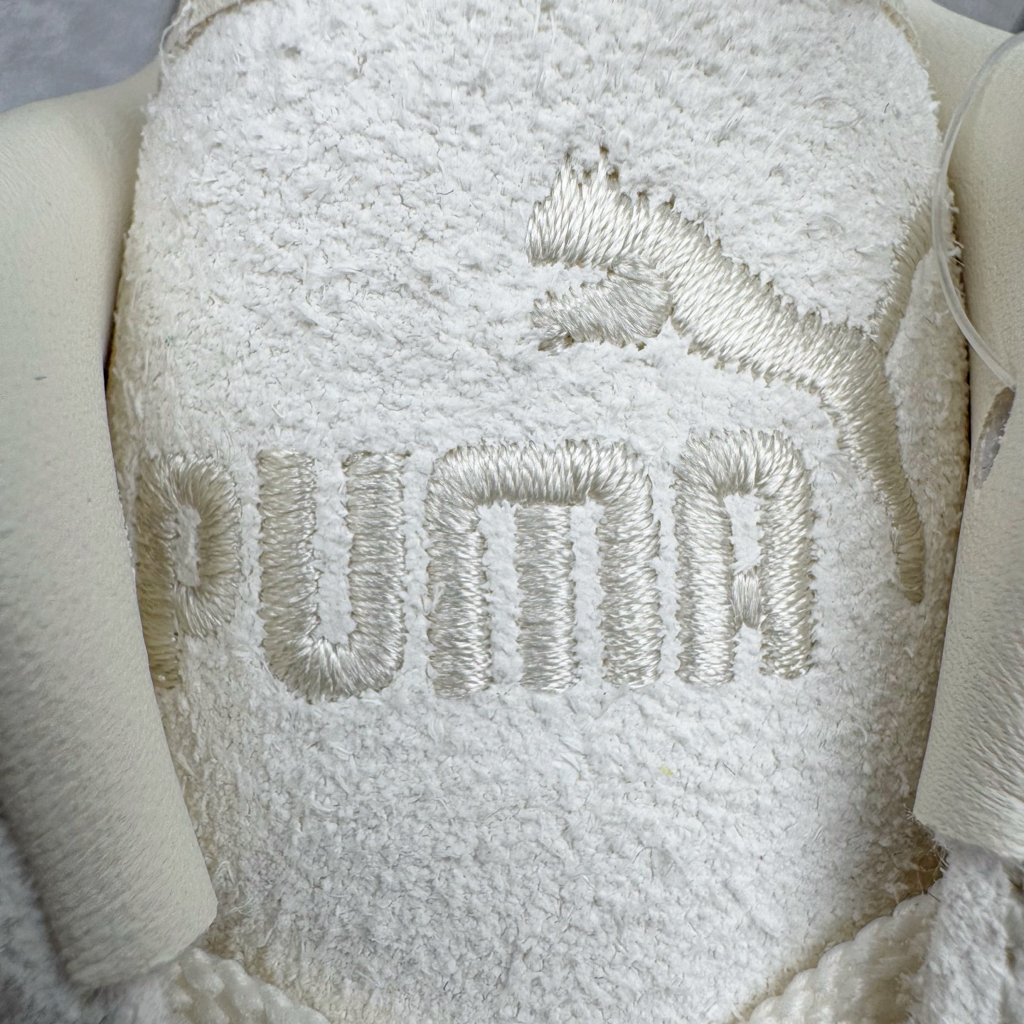图片[21]-＃HP纯原 Open YY x Puma Speedca OG 彪马极速赛车系列低帮德训风拼接复古百搭休闲运动赛车鞋 OPEN YY x Puma Speedcat，成为韩国 2024 年至今最热鞋款，引发本地玩家排队疯抢，而缔造者之一 OPEN YY 早已席卷韩国时尚圈，并正试图用 Puma 联名等方式，将「首尔辣妹美学」带向全球。本次与「首尔辣妹衣柜」 OPEN YY 联名，发售之外还在乐天世界购物中心举办 POP UP，时尚博主纷纷到场打卡，让 Puma 的「IT Shoes」进一步拓展韩国市场，本次共发售 3 款配色，粉金、沙银更受女玩家喜爱，用以搭配裙装、运动裤，黑银则低调前卫，且男码几乎无溢价；而让不少玩家「提前种草」的，则是 OPEN YY 示范的「彩色丝袜 blokette 混搭」，配合干燥迷幻的亚文化氛围，成为不少女生的「新搭配指南」， POP UP 现场和近两天的社媒上脚图中，不少玩家继续用本次联名 Speedcat 玩转 blokette，并强调 Speedcat 与其他平底运动鞋相比，更加前卫、性感；Speedcat 外，OPEN YY 还将 Puma 的 Tracksuit、复古运动外套等单品，融入自身的「首尔辣妹美学」， 千禧银、赛车印花设计，颇为符合当下首尔街头日常着装的审美，也同样在发售时受到追捧。尺码：35.5 36 37 37.5 38 38.5 39 40 40.5 41 42 42.5 43 44 45-选品中心