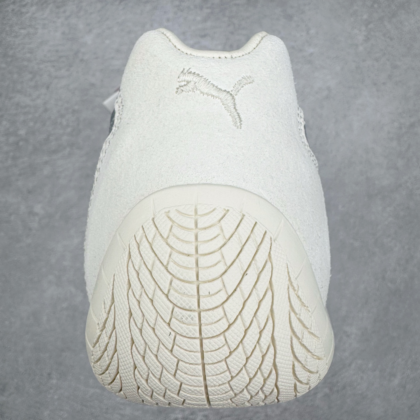 图片[8]-＃HP纯原 Open YY x Puma Speedca OG 彪马极速赛车系列低帮德训风拼接复古百搭休闲运动赛车鞋 OPEN YY x Puma Speedcat，成为韩国 2024 年至今最热鞋款，引发本地玩家排队疯抢，而缔造者之一 OPEN YY 早已席卷韩国时尚圈，并正试图用 Puma 联名等方式，将「首尔辣妹美学」带向全球。本次与「首尔辣妹衣柜」 OPEN YY 联名，发售之外还在乐天世界购物中心举办 POP UP，时尚博主纷纷到场打卡，让 Puma 的「IT Shoes」进一步拓展韩国市场，本次共发售 3 款配色，粉金、沙银更受女玩家喜爱，用以搭配裙装、运动裤，黑银则低调前卫，且男码几乎无溢价；而让不少玩家「提前种草」的，则是 OPEN YY 示范的「彩色丝袜 blokette 混搭」，配合干燥迷幻的亚文化氛围，成为不少女生的「新搭配指南」， POP UP 现场和近两天的社媒上脚图中，不少玩家继续用本次联名 Speedcat 玩转 blokette，并强调 Speedcat 与其他平底运动鞋相比，更加前卫、性感；Speedcat 外，OPEN YY 还将 Puma 的 Tracksuit、复古运动外套等单品，融入自身的「首尔辣妹美学」， 千禧银、赛车印花设计，颇为符合当下首尔街头日常着装的审美，也同样在发售时受到追捧。尺码：35.5 36 37 37.5 38 38.5 39 40 40.5 41 42 42.5 43 44 45-选品中心