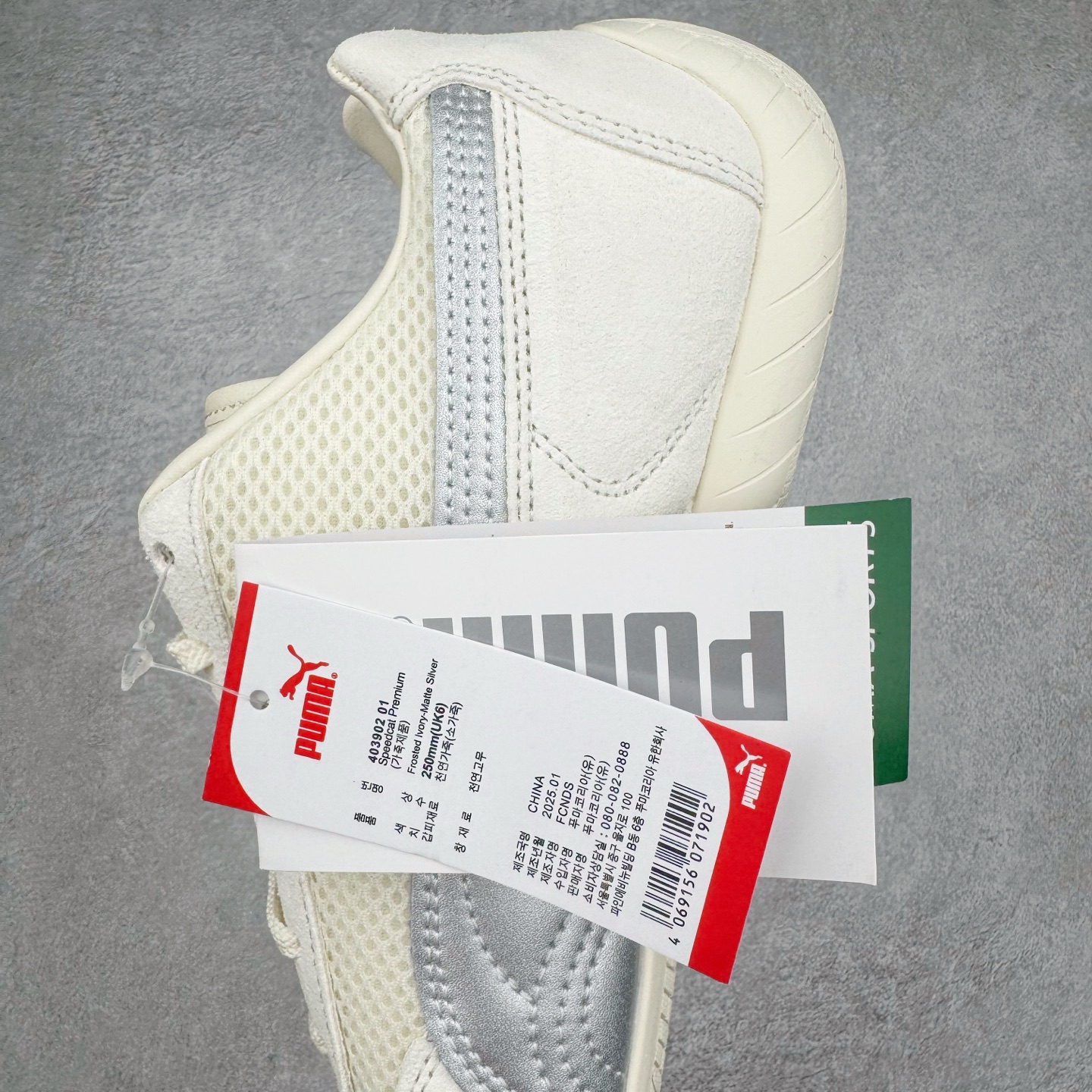 图片[7]-＃HP纯原 Open YY x Puma Speedca OG 彪马极速赛车系列低帮德训风拼接复古百搭休闲运动赛车鞋 OPEN YY x Puma Speedcat，成为韩国 2024 年至今最热鞋款，引发本地玩家排队疯抢，而缔造者之一 OPEN YY 早已席卷韩国时尚圈，并正试图用 Puma 联名等方式，将「首尔辣妹美学」带向全球。本次与「首尔辣妹衣柜」 OPEN YY 联名，发售之外还在乐天世界购物中心举办 POP UP，时尚博主纷纷到场打卡，让 Puma 的「IT Shoes」进一步拓展韩国市场，本次共发售 3 款配色，粉金、沙银更受女玩家喜爱，用以搭配裙装、运动裤，黑银则低调前卫，且男码几乎无溢价；而让不少玩家「提前种草」的，则是 OPEN YY 示范的「彩色丝袜 blokette 混搭」，配合干燥迷幻的亚文化氛围，成为不少女生的「新搭配指南」， POP UP 现场和近两天的社媒上脚图中，不少玩家继续用本次联名 Speedcat 玩转 blokette，并强调 Speedcat 与其他平底运动鞋相比，更加前卫、性感；Speedcat 外，OPEN YY 还将 Puma 的 Tracksuit、复古运动外套等单品，融入自身的「首尔辣妹美学」， 千禧银、赛车印花设计，颇为符合当下首尔街头日常着装的审美，也同样在发售时受到追捧。尺码：35.5 36 37 37.5 38 38.5 39 40 40.5 41 42 42.5 43 44 45-选品中心