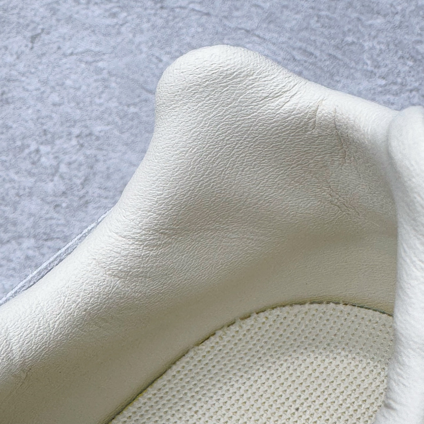 图片[11]-＃HP纯原 Open YY x Puma Speedca OG 彪马极速赛车系列低帮德训风拼接复古百搭休闲运动赛车鞋 OPEN YY x Puma Speedcat，成为韩国 2024 年至今最热鞋款，引发本地玩家排队疯抢，而缔造者之一 OPEN YY 早已席卷韩国时尚圈，并正试图用 Puma 联名等方式，将「首尔辣妹美学」带向全球。本次与「首尔辣妹衣柜」 OPEN YY 联名，发售之外还在乐天世界购物中心举办 POP UP，时尚博主纷纷到场打卡，让 Puma 的「IT Shoes」进一步拓展韩国市场，本次共发售 3 款配色，粉金、沙银更受女玩家喜爱，用以搭配裙装、运动裤，黑银则低调前卫，且男码几乎无溢价；而让不少玩家「提前种草」的，则是 OPEN YY 示范的「彩色丝袜 blokette 混搭」，配合干燥迷幻的亚文化氛围，成为不少女生的「新搭配指南」， POP UP 现场和近两天的社媒上脚图中，不少玩家继续用本次联名 Speedcat 玩转 blokette，并强调 Speedcat 与其他平底运动鞋相比，更加前卫、性感；Speedcat 外，OPEN YY 还将 Puma 的 Tracksuit、复古运动外套等单品，融入自身的「首尔辣妹美学」， 千禧银、赛车印花设计，颇为符合当下首尔街头日常着装的审美，也同样在发售时受到追捧。尺码：35.5 36 37 37.5 38 38.5 39 40 40.5 41 42 42.5 43 44 45-选品中心