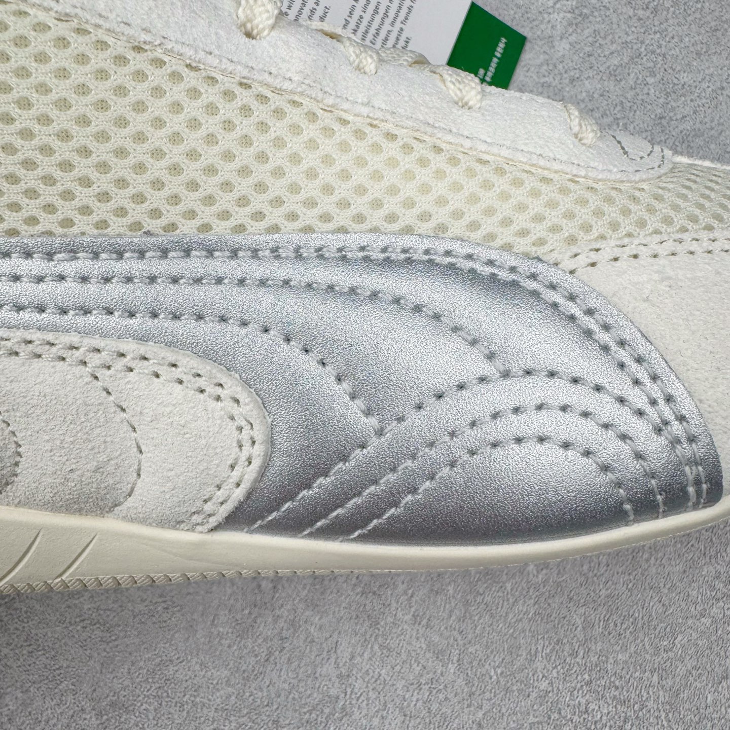 图片[15]-＃HP纯原 Open YY x Puma Speedca OG 彪马极速赛车系列低帮德训风拼接复古百搭休闲运动赛车鞋 OPEN YY x Puma Speedcat，成为韩国 2024 年至今最热鞋款，引发本地玩家排队疯抢，而缔造者之一 OPEN YY 早已席卷韩国时尚圈，并正试图用 Puma 联名等方式，将「首尔辣妹美学」带向全球。本次与「首尔辣妹衣柜」 OPEN YY 联名，发售之外还在乐天世界购物中心举办 POP UP，时尚博主纷纷到场打卡，让 Puma 的「IT Shoes」进一步拓展韩国市场，本次共发售 3 款配色，粉金、沙银更受女玩家喜爱，用以搭配裙装、运动裤，黑银则低调前卫，且男码几乎无溢价；而让不少玩家「提前种草」的，则是 OPEN YY 示范的「彩色丝袜 blokette 混搭」，配合干燥迷幻的亚文化氛围，成为不少女生的「新搭配指南」， POP UP 现场和近两天的社媒上脚图中，不少玩家继续用本次联名 Speedcat 玩转 blokette，并强调 Speedcat 与其他平底运动鞋相比，更加前卫、性感；Speedcat 外，OPEN YY 还将 Puma 的 Tracksuit、复古运动外套等单品，融入自身的「首尔辣妹美学」， 千禧银、赛车印花设计，颇为符合当下首尔街头日常着装的审美，也同样在发售时受到追捧。尺码：35.5 36 37 37.5 38 38.5 39 40 40.5 41 42 42.5 43 44 45-选品中心