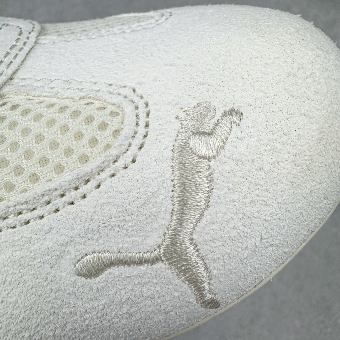 图片[16]-＃HP纯原 Open YY x Puma Speedca OG 彪马极速赛车系列低帮德训风拼接复古百搭休闲运动赛车鞋 OPEN YY x Puma Speedcat，成为韩国 2024 年至今最热鞋款，引发本地玩家排队疯抢，而缔造者之一 OPEN YY 早已席卷韩国时尚圈，并正试图用 Puma 联名等方式，将「首尔辣妹美学」带向全球。本次与「首尔辣妹衣柜」 OPEN YY 联名，发售之外还在乐天世界购物中心举办 POP UP，时尚博主纷纷到场打卡，让 Puma 的「IT Shoes」进一步拓展韩国市场，本次共发售 3 款配色，粉金、沙银更受女玩家喜爱，用以搭配裙装、运动裤，黑银则低调前卫，且男码几乎无溢价；而让不少玩家「提前种草」的，则是 OPEN YY 示范的「彩色丝袜 blokette 混搭」，配合干燥迷幻的亚文化氛围，成为不少女生的「新搭配指南」， POP UP 现场和近两天的社媒上脚图中，不少玩家继续用本次联名 Speedcat 玩转 blokette，并强调 Speedcat 与其他平底运动鞋相比，更加前卫、性感；Speedcat 外，OPEN YY 还将 Puma 的 Tracksuit、复古运动外套等单品，融入自身的「首尔辣妹美学」， 千禧银、赛车印花设计，颇为符合当下首尔街头日常着装的审美，也同样在发售时受到追捧。尺码：35.5 36 37 37.5 38 38.5 39 40 40.5 41 42 42.5 43 44 45-选品中心